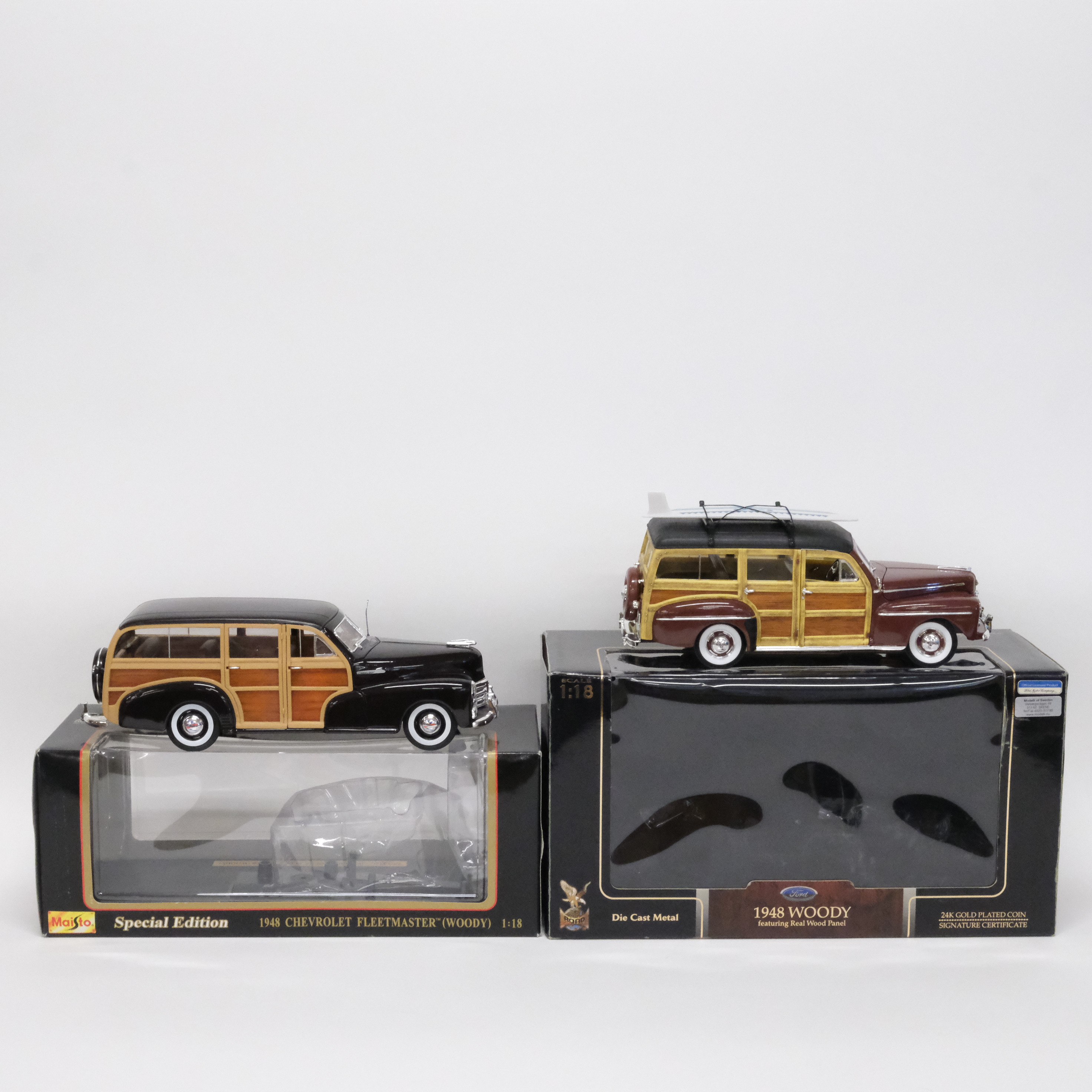 TVÅ MODELLBILAR. 1948 "WOODY". ROAD SIGNATURE OCH MAISTO. SKALA 1:18.