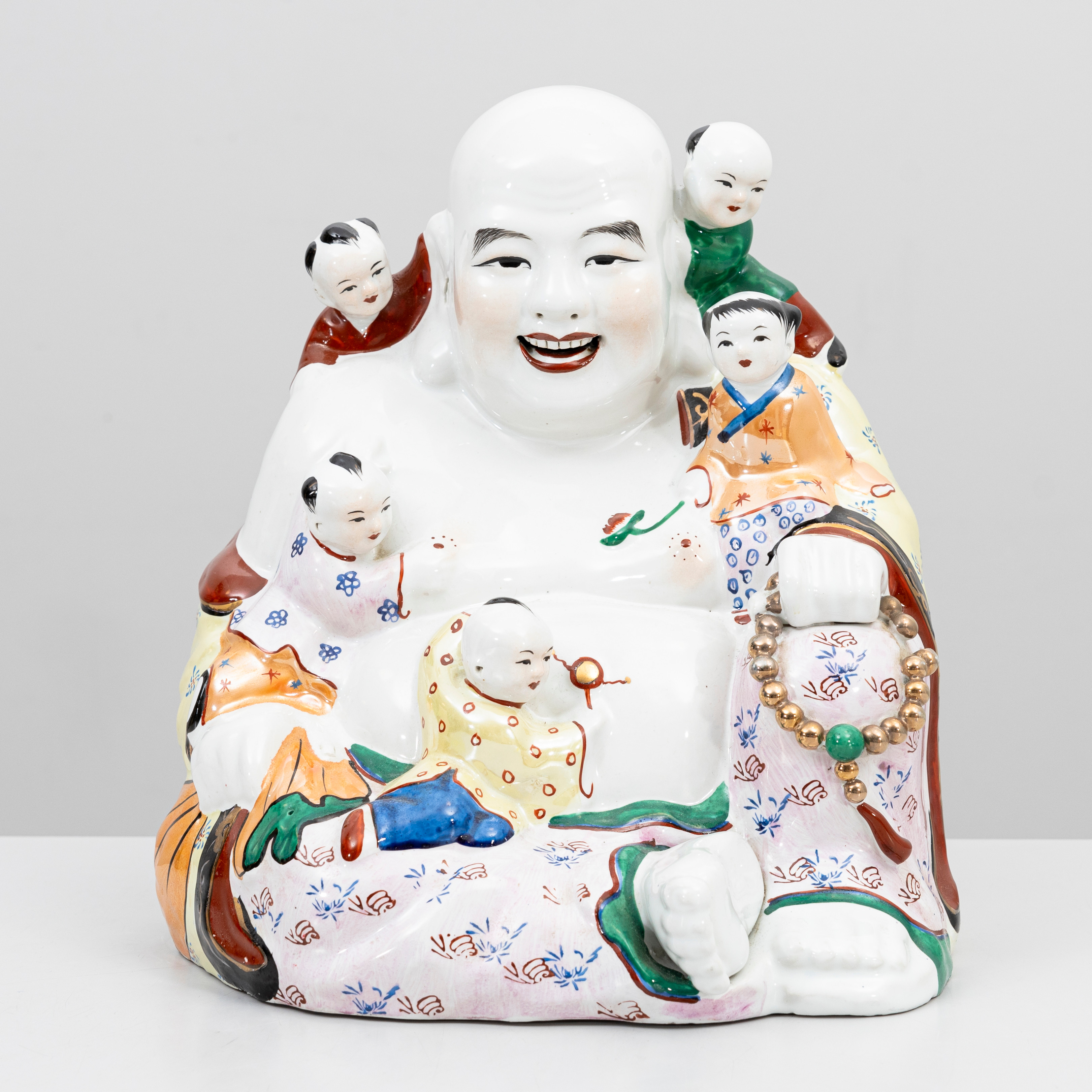 FIGURIN, skrattande Buddha med barn, porslin, 1900/2000-tal.