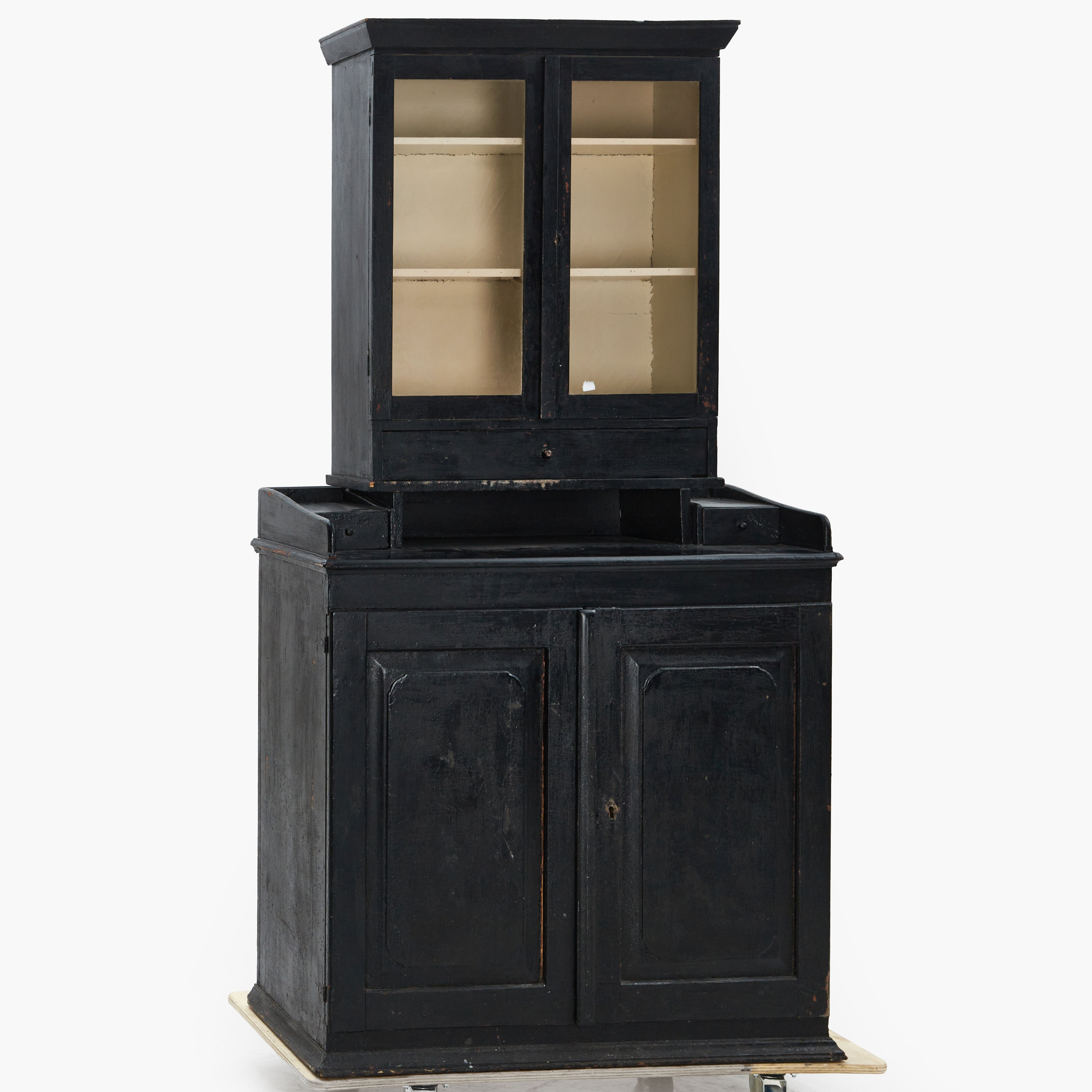 SKÄNK med vitrinskåp, tvådelad, 1800-tal.