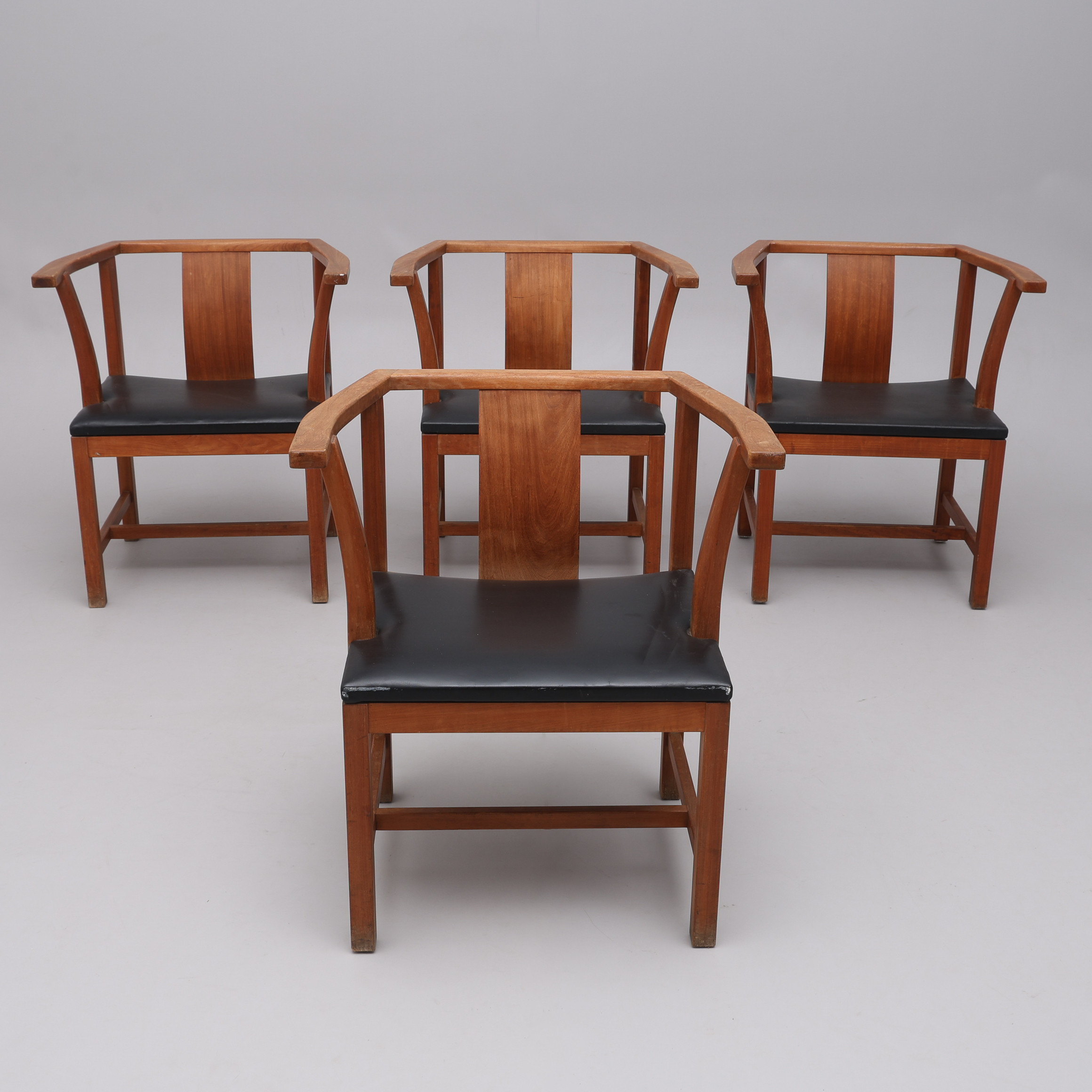 JOHN KANDELL. KARMSTOLAR, FYRA STYCKEN, TEAK MED SKINNSITS, FORMGIVNA FÖR MALMÖ HOVRÄTT.