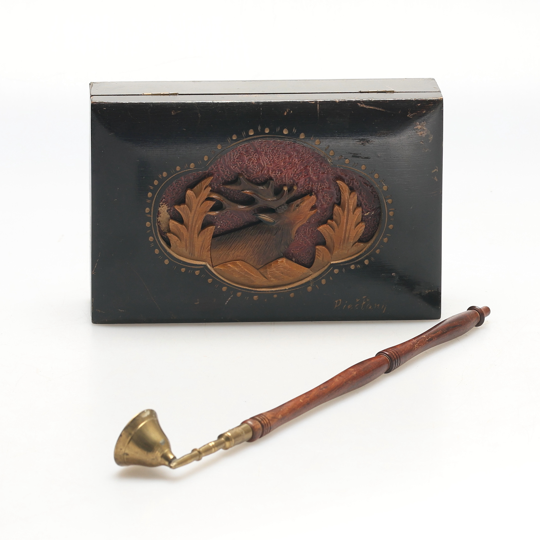 SKRIN och LJUSSLÄCKARE, snidat trä, bl.a. Slovakien, 1900-tal.