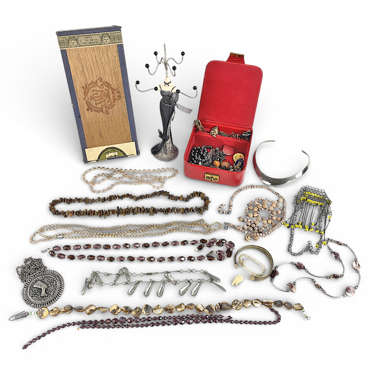 PARTI SMYCKEN, bl a Snorre Bronse örhängen samt hematitcollier med örhängen, 1900-tal.