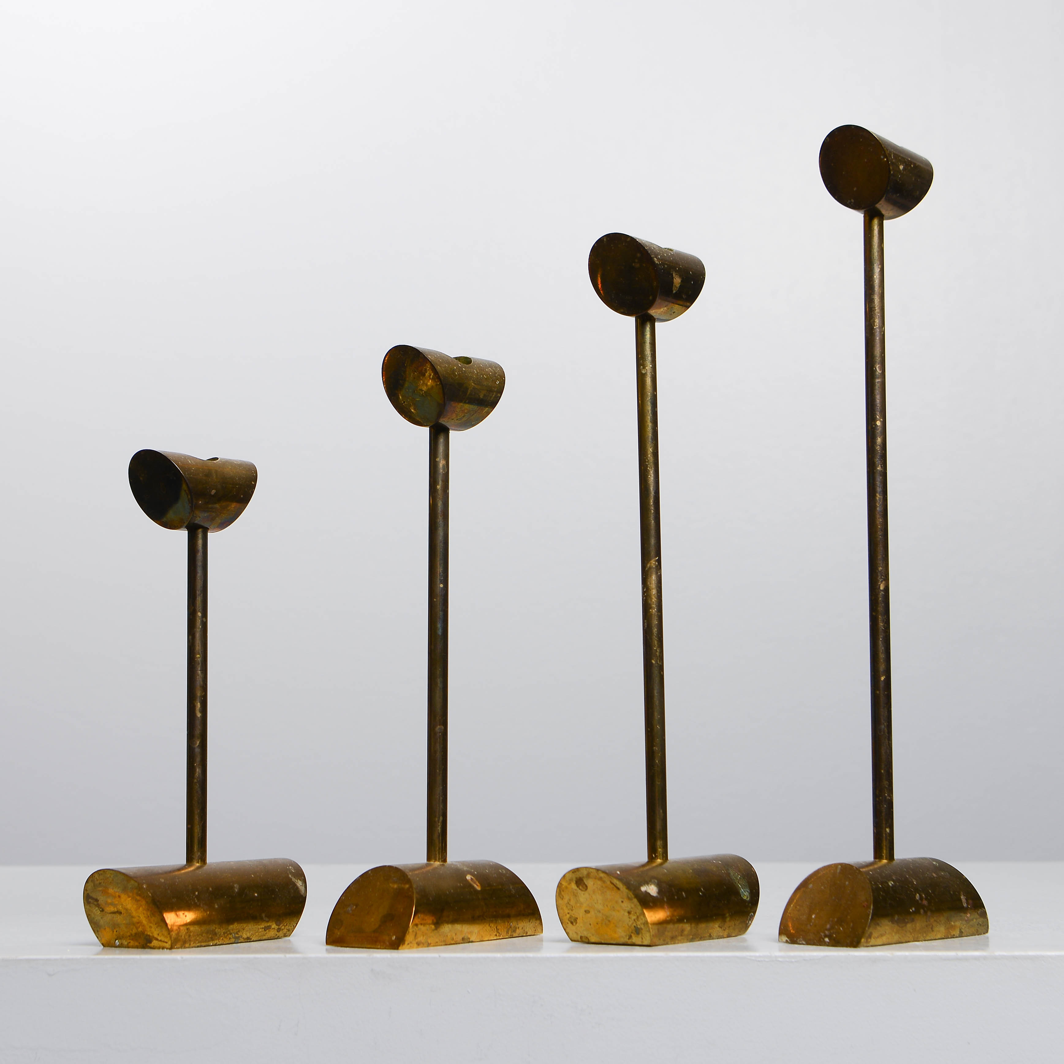 LJUSSTAKAR, 4 st, mässing, 1900-talets andra del.