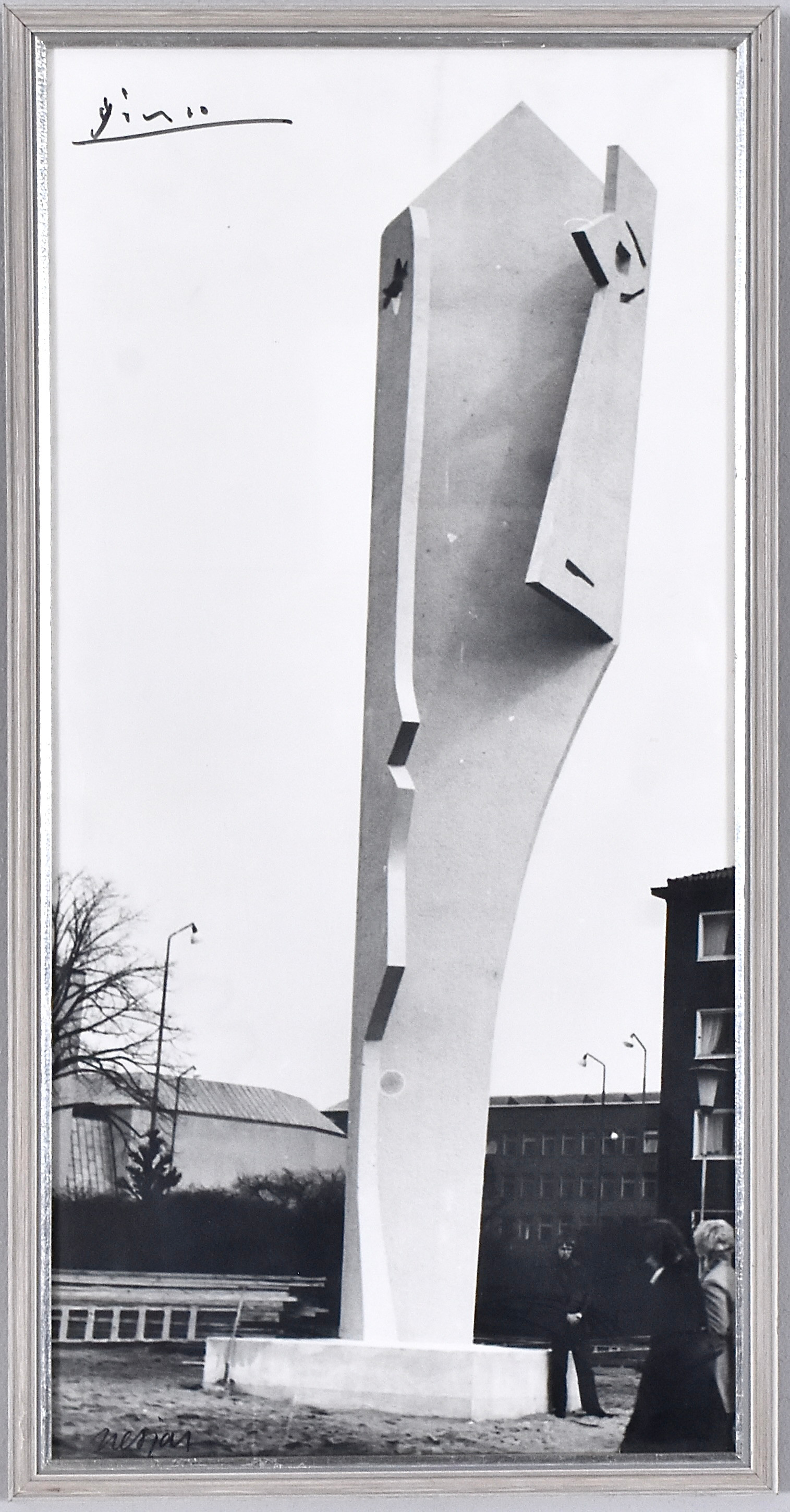 PABLO PICASSO. fotografi föreställande Pablo Picassos skulptur "Kvinnohuvud" i Halmstad. Signerat av Pablo Picasso och Carl Nesjar.