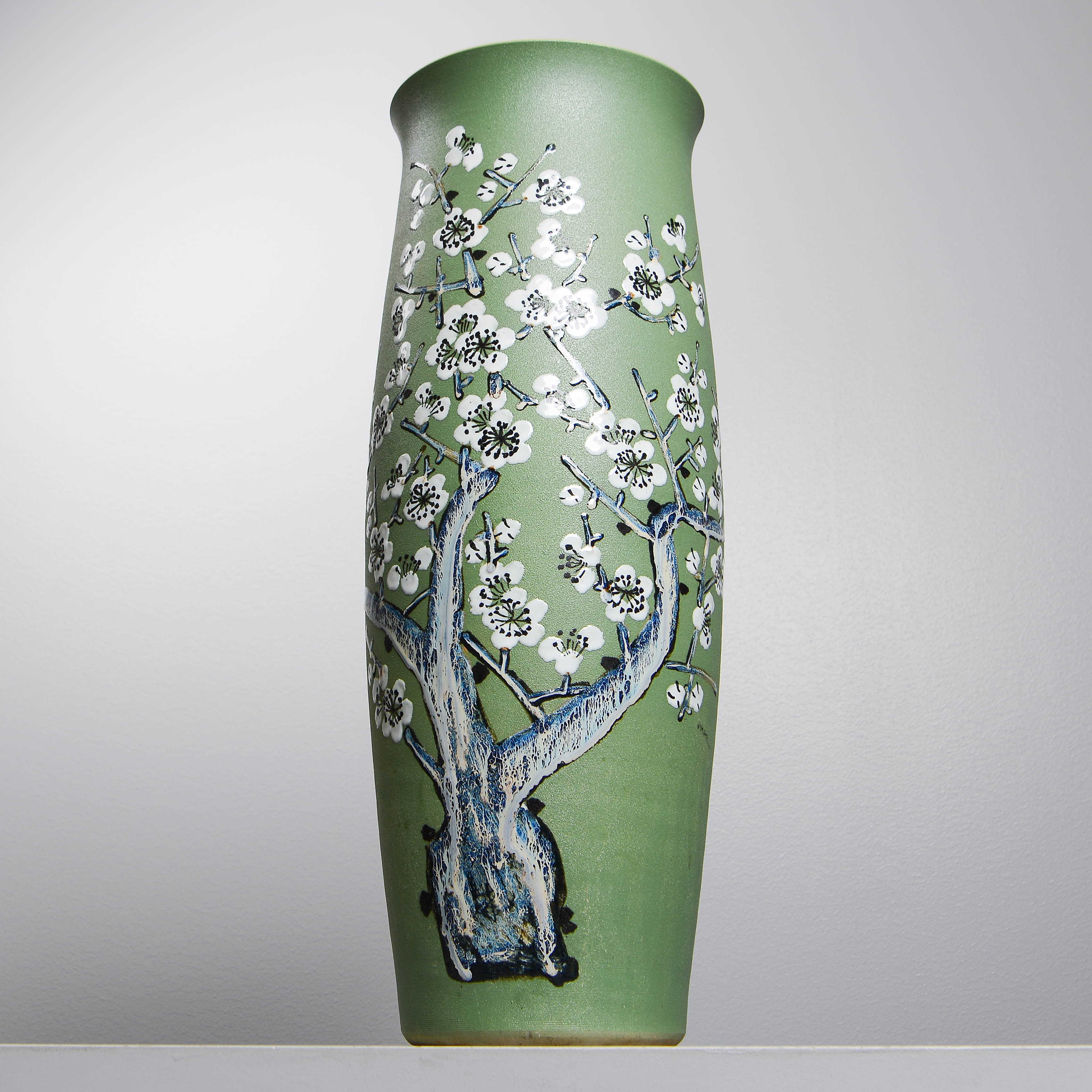 STOR GOLVVAS, keramik, troligen Japan, 1900-talets andra del.