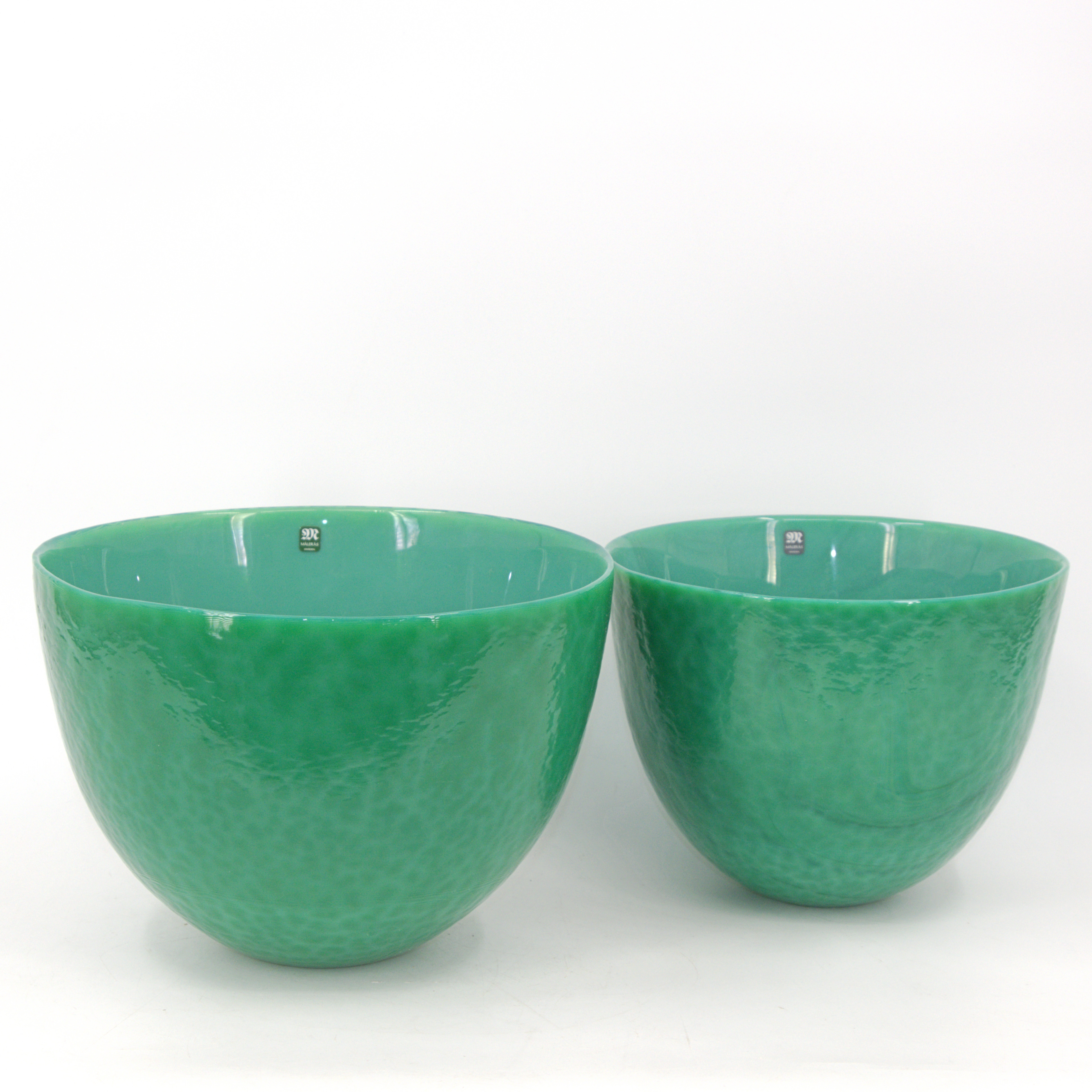 EVA ENGLUND. Skålar, 2 delar, grönt glas, signerade, etikettmärkta, Målerås.