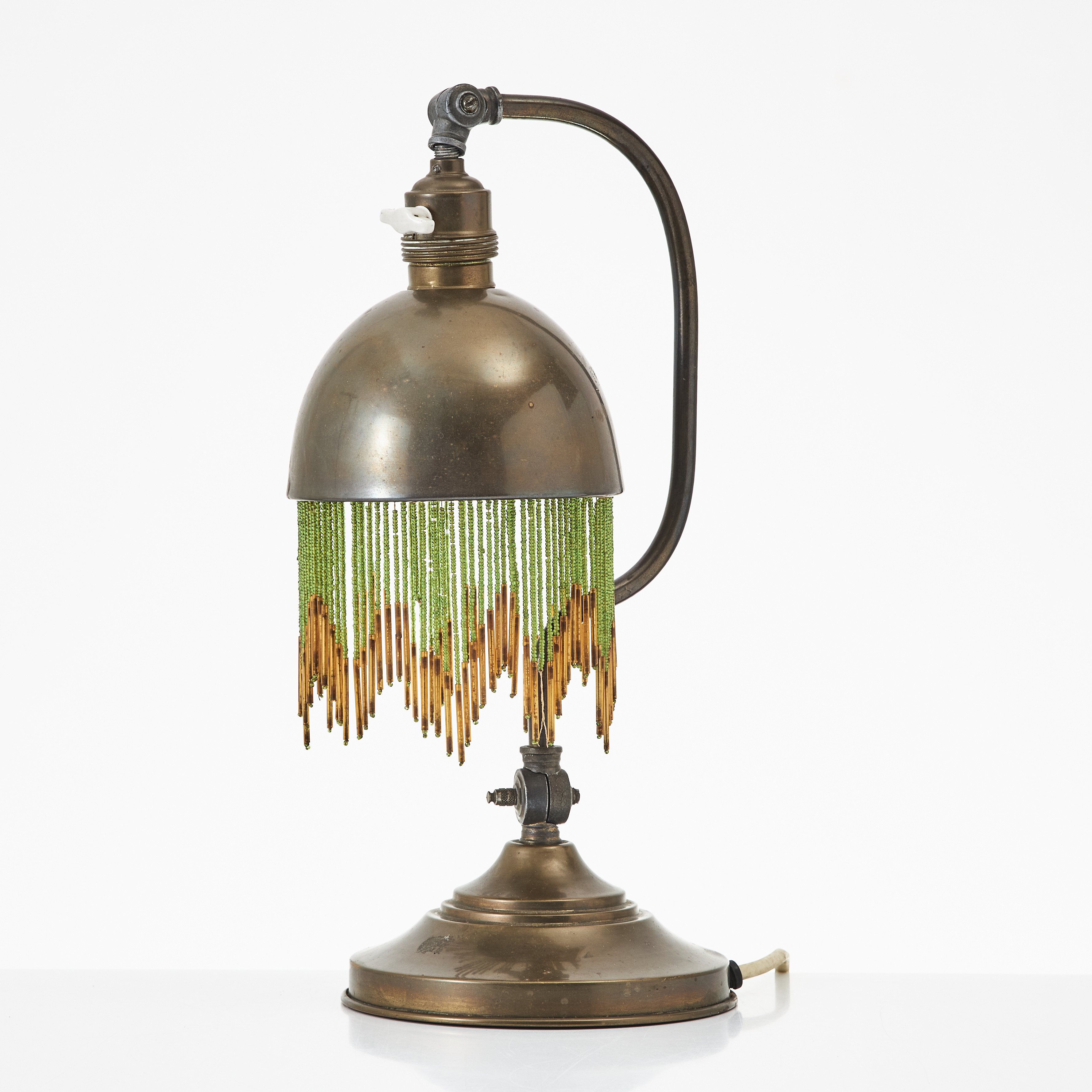 BORDSLAMPA, tidigt 1900-tal, jugend, mässing, dekor av pärlband.