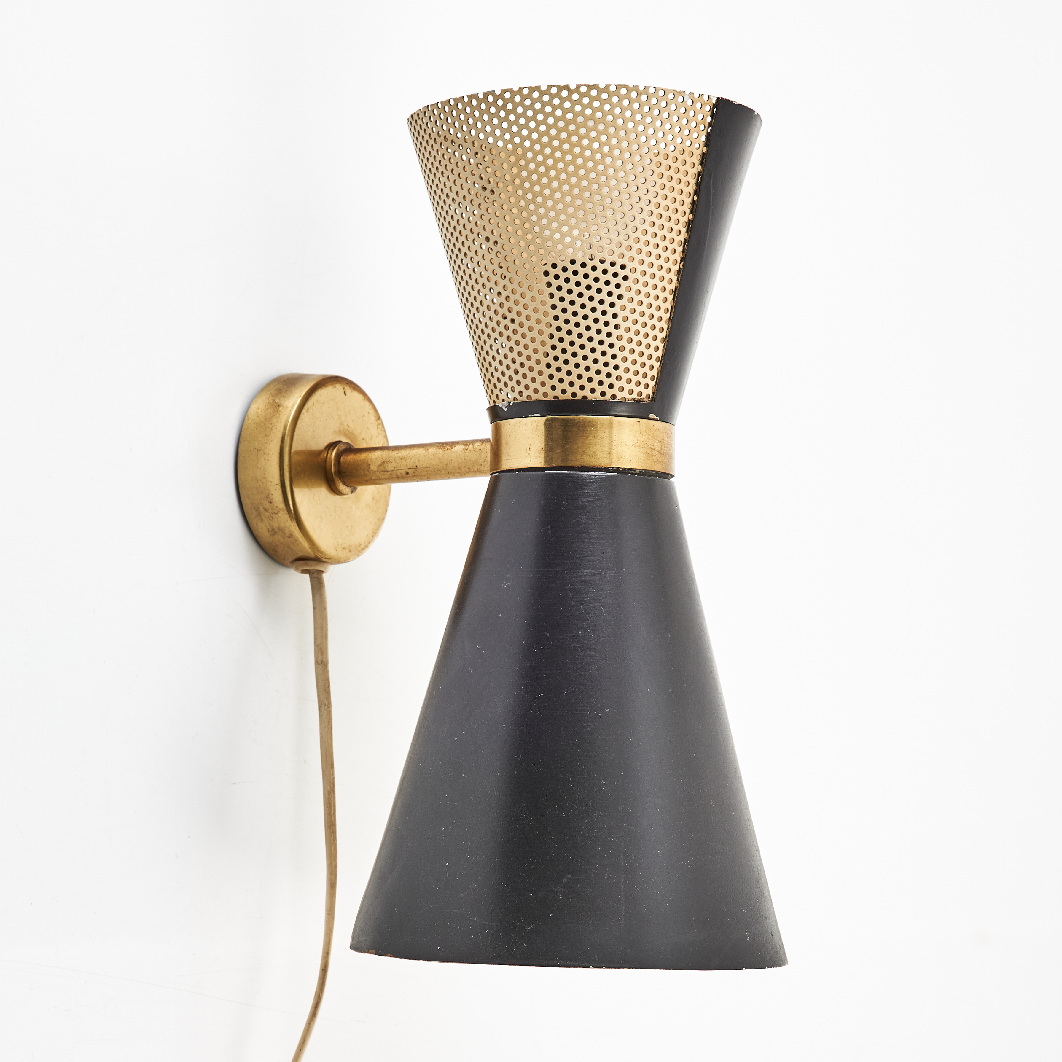 VÄGGLAMPA, Falkenbergs Belysning 1950-tal, mässing, lackerad och delvis perforerad plåt.