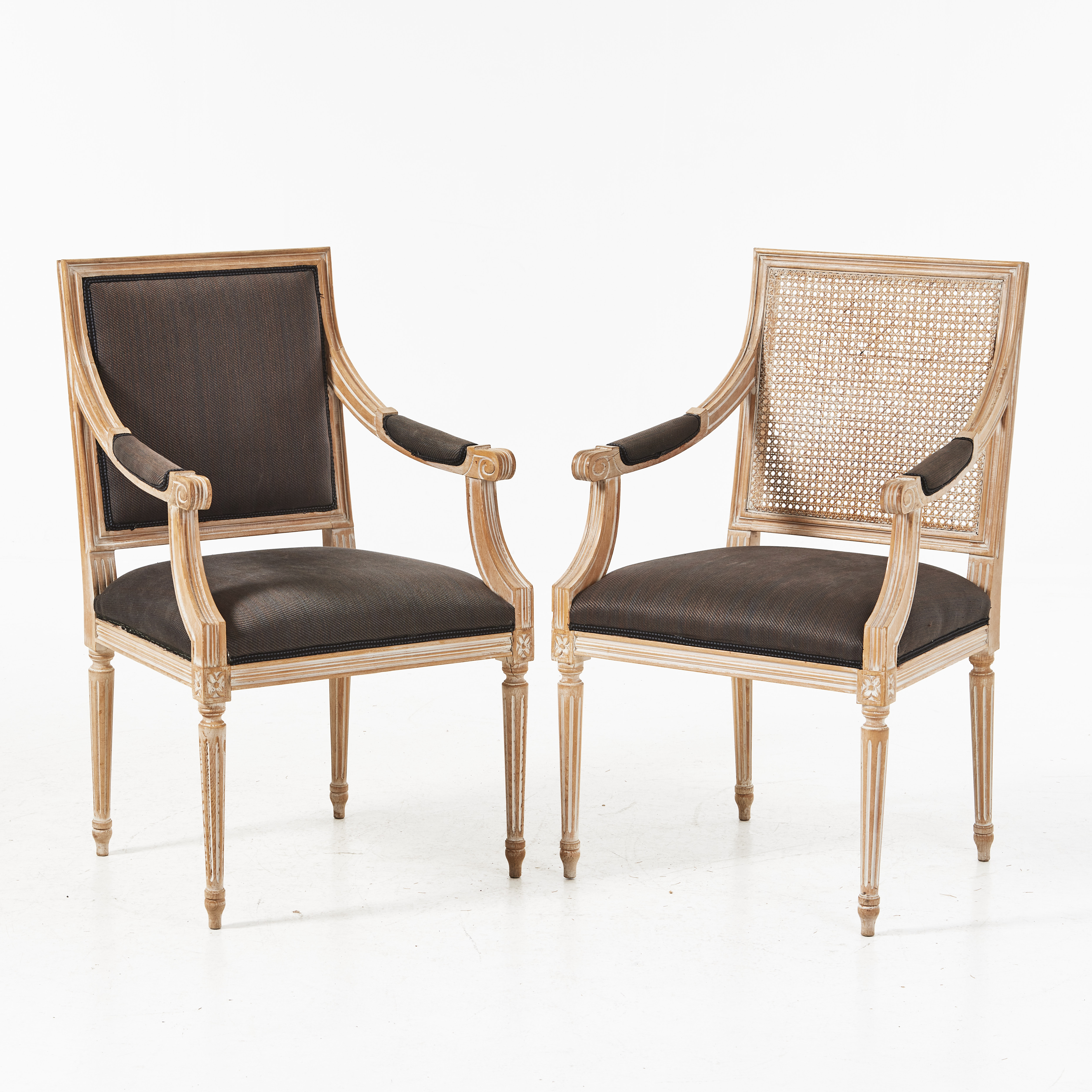 KARMSTOLAR, 2 st., samtida, gustaviansk stil, en ryggbricka med rotting, kannelerade ben, dekor av fleuroner.