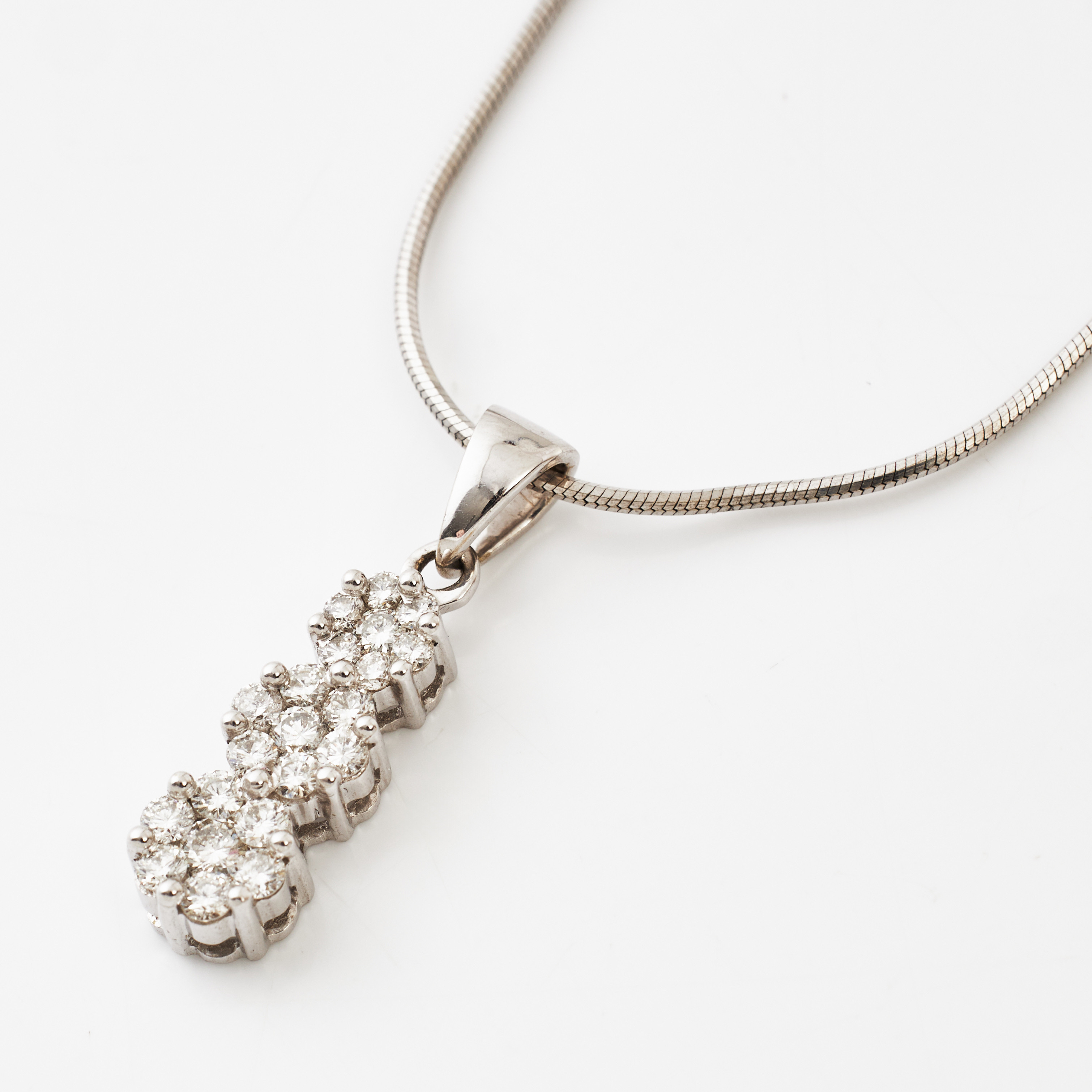 HÄNGE, 18K vitguld med diamanter.