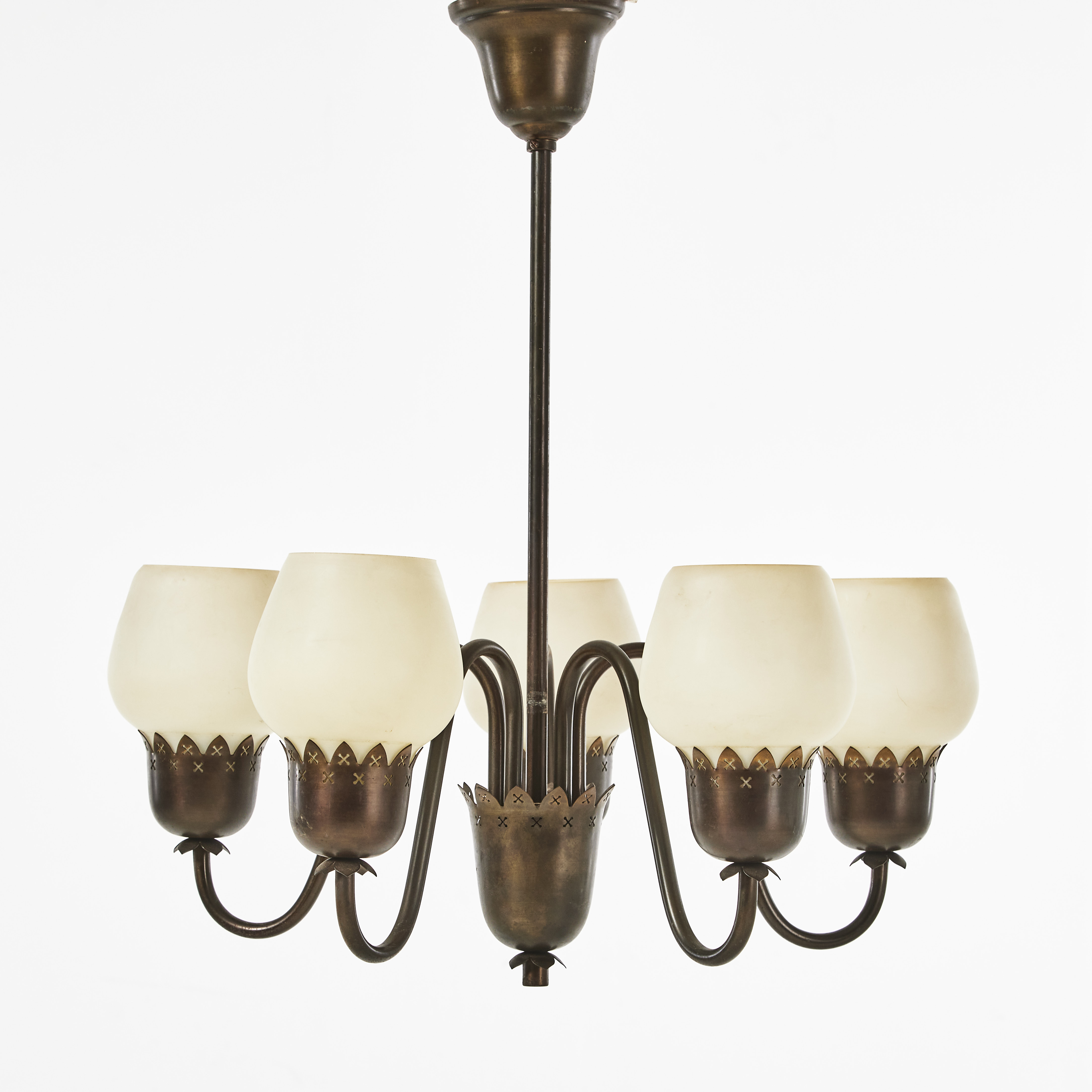 TAKLAMPA, Fog & Mørup, Danmark 1940/50-tal, 5 ljusarmar, stomme i mässing, kupt av glas.