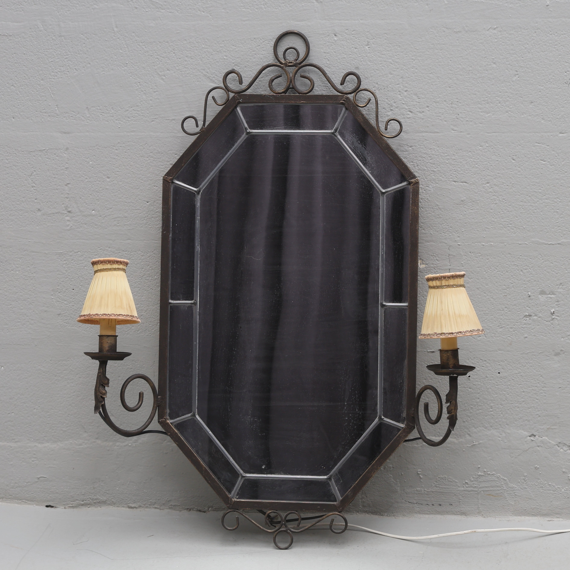 SPEGEL, med lampetter, smide, 1900-tal.