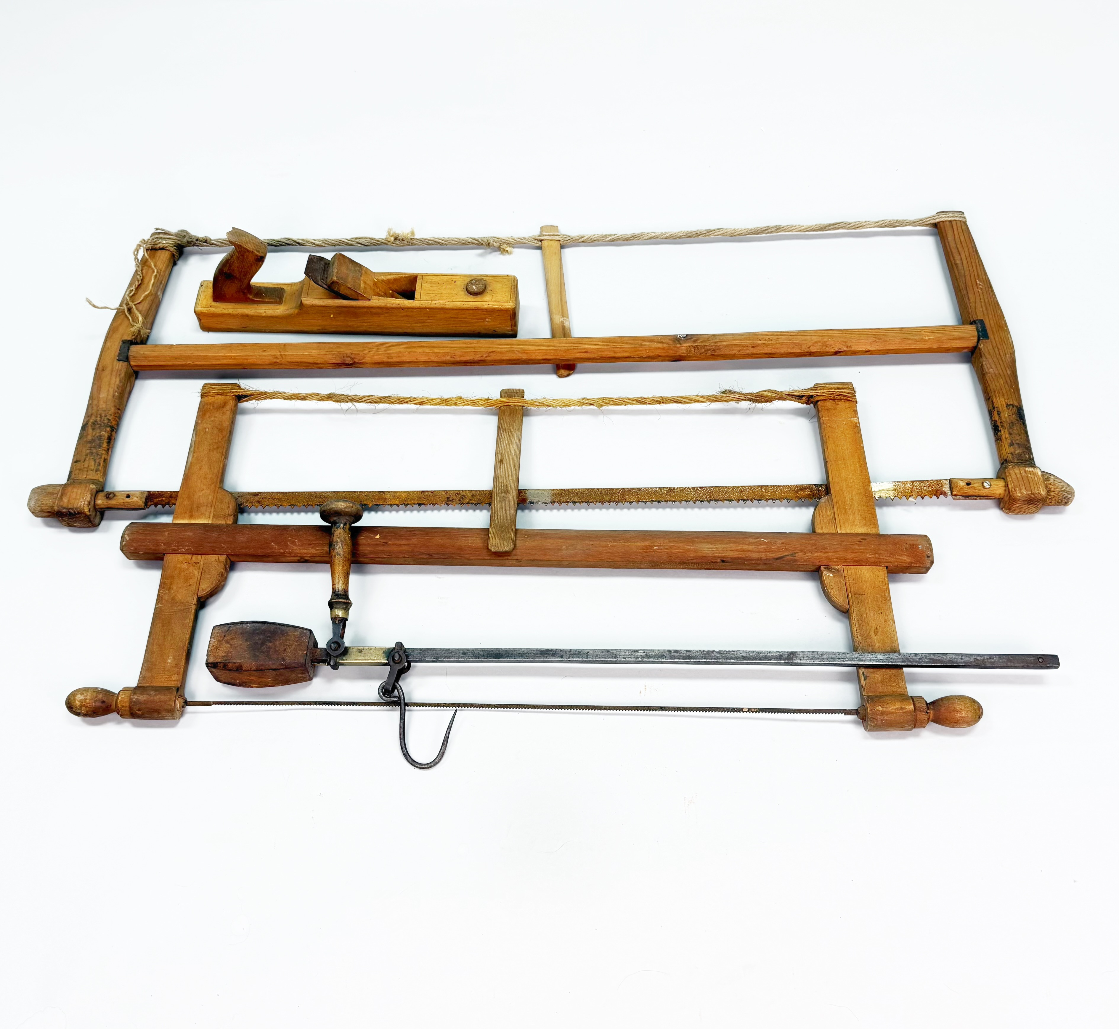 VERKTYG - Allmoge 4 delar, sågar, hyvel & besman våg.