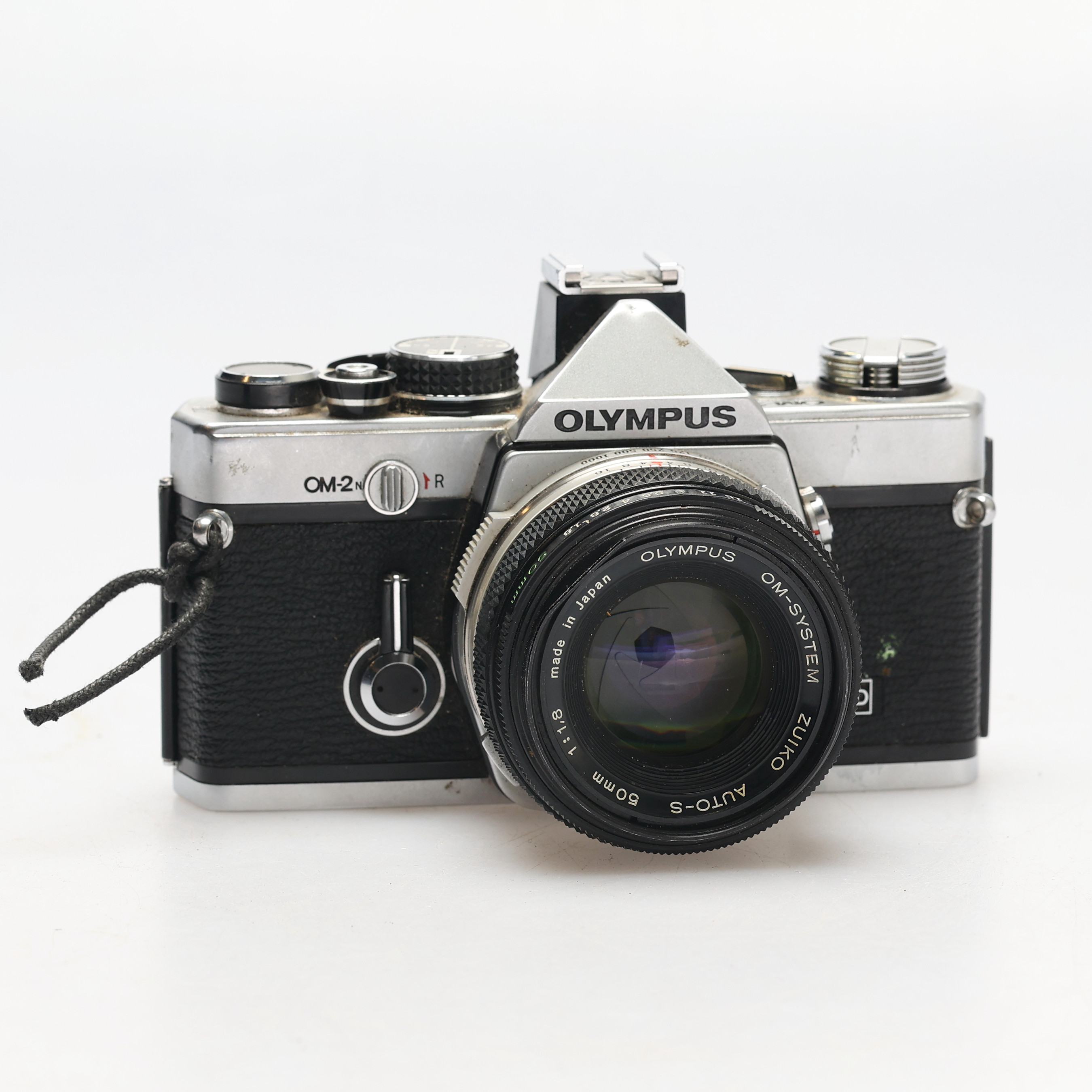 SYSTEMKAMERA OLYMPUS OM-2 MED 2 OBJEKTIV.
