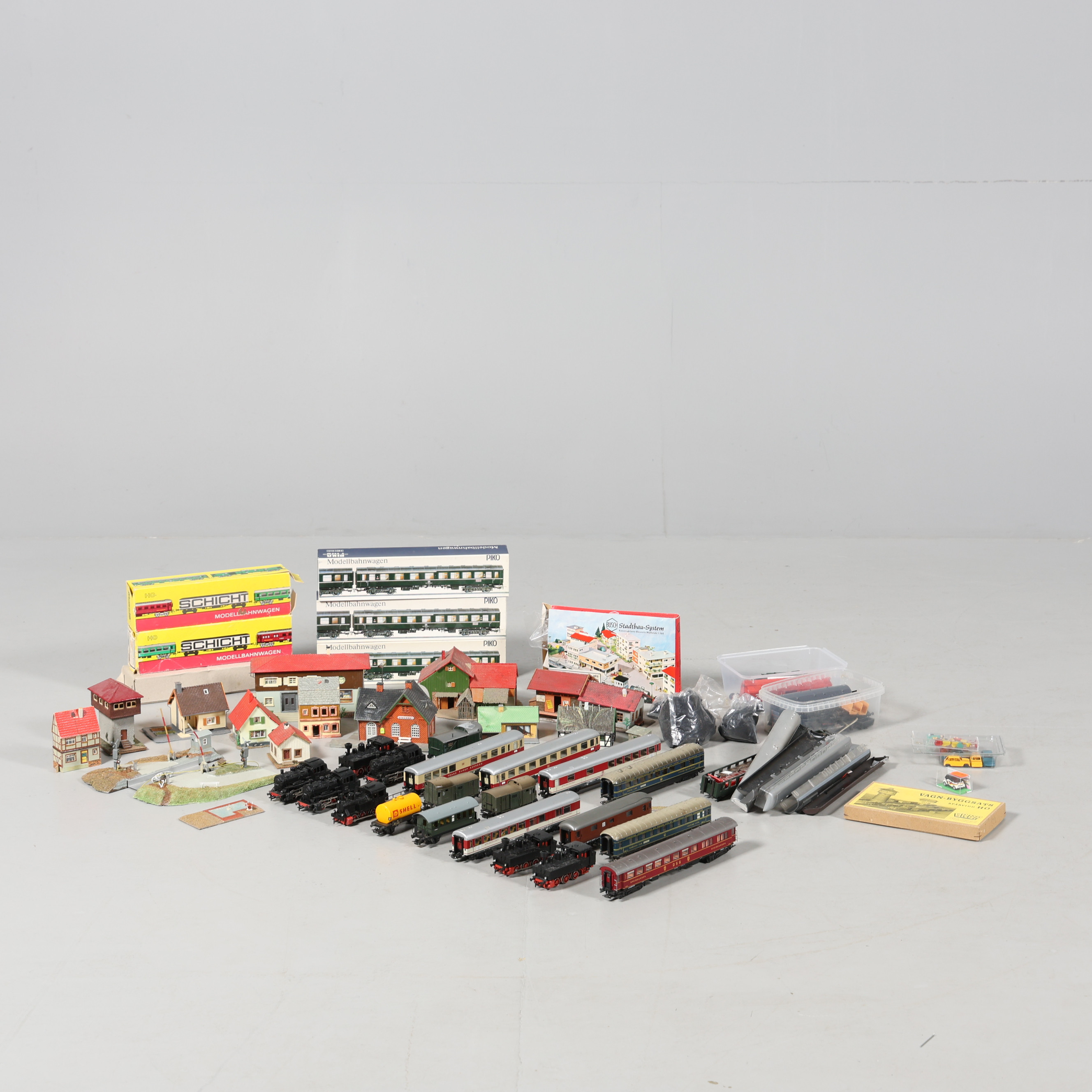 TÅGBANEDELAR, bland annat lok samt vagnar, mestadels Märklin.