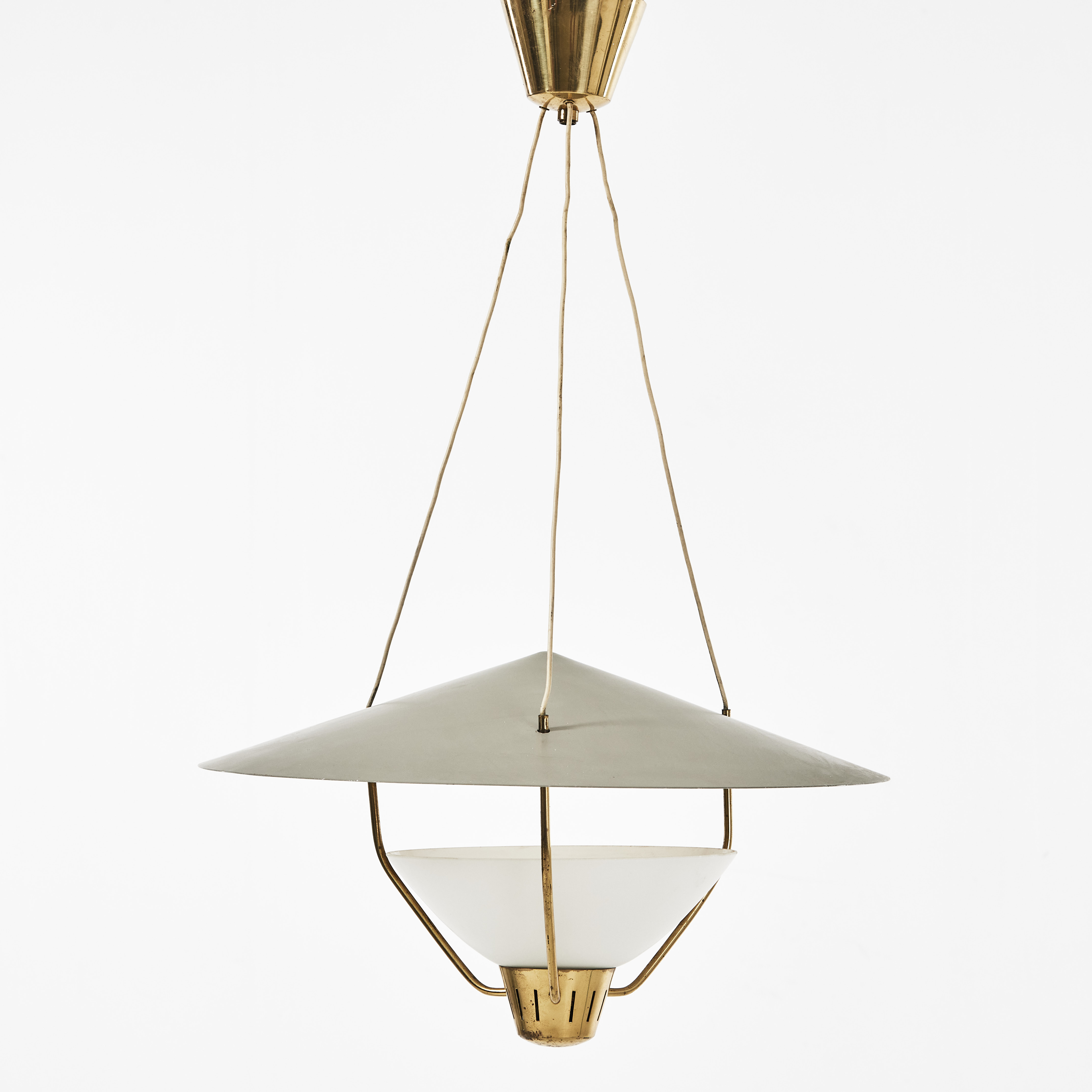 TAKLAMPA, 1900-talets mitt, stomme i mässing, lackerad plåt och glas.