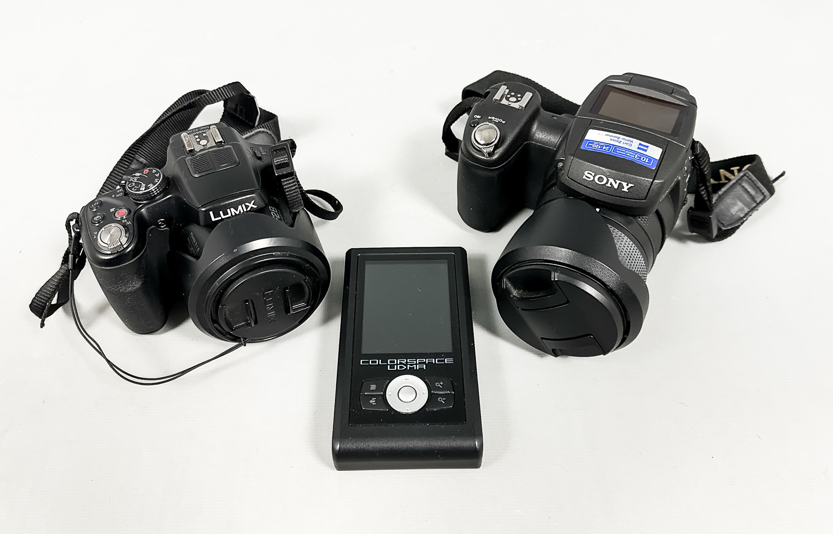 KAMEROR, 2 st, Sony DSC-R1, Lumix Panasonic DMC-FZ200.