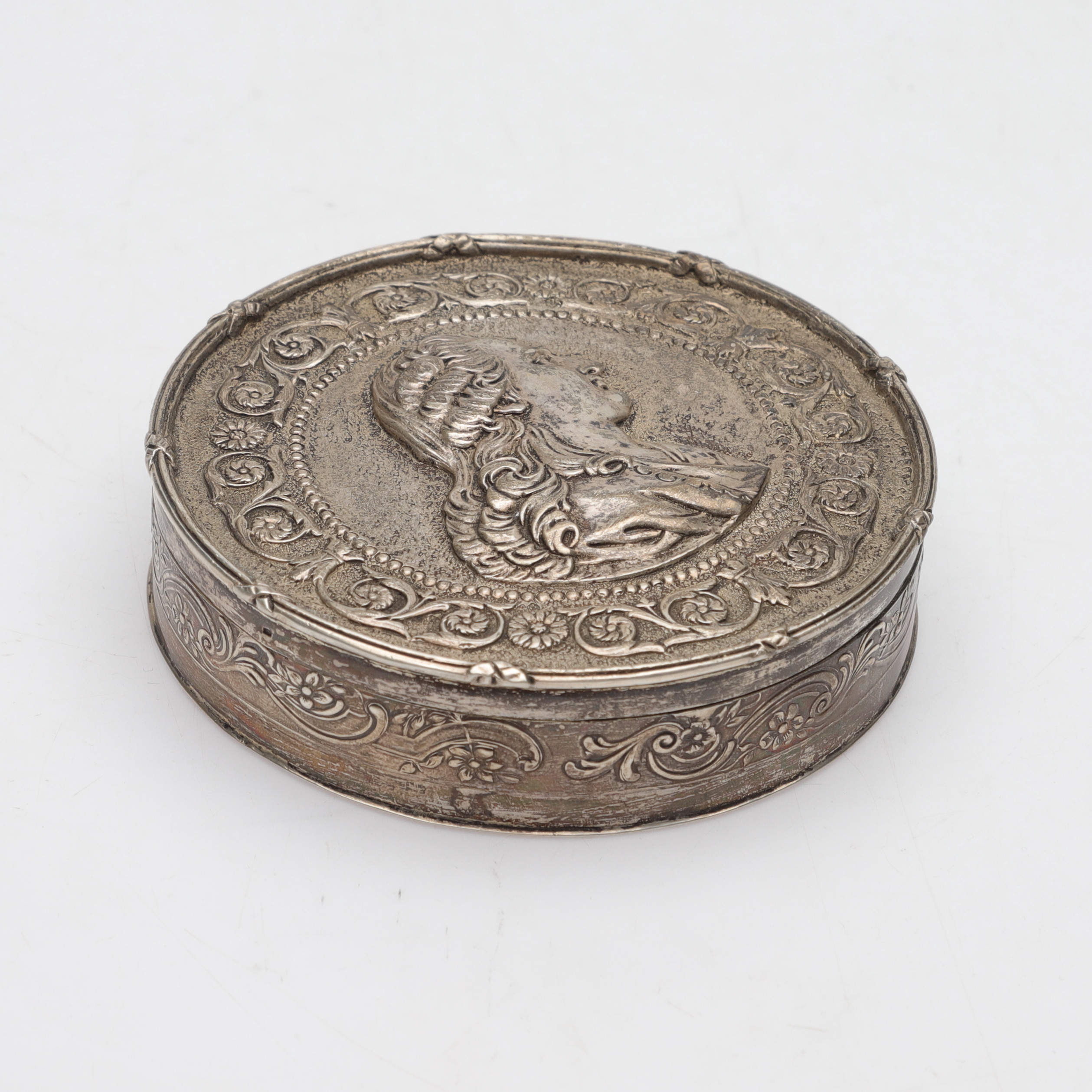 DOSA, Silver, B. Neresheimer & Sohne, Hanau, Tyskland, 18/1900-tal, totalvikt ca 134g.