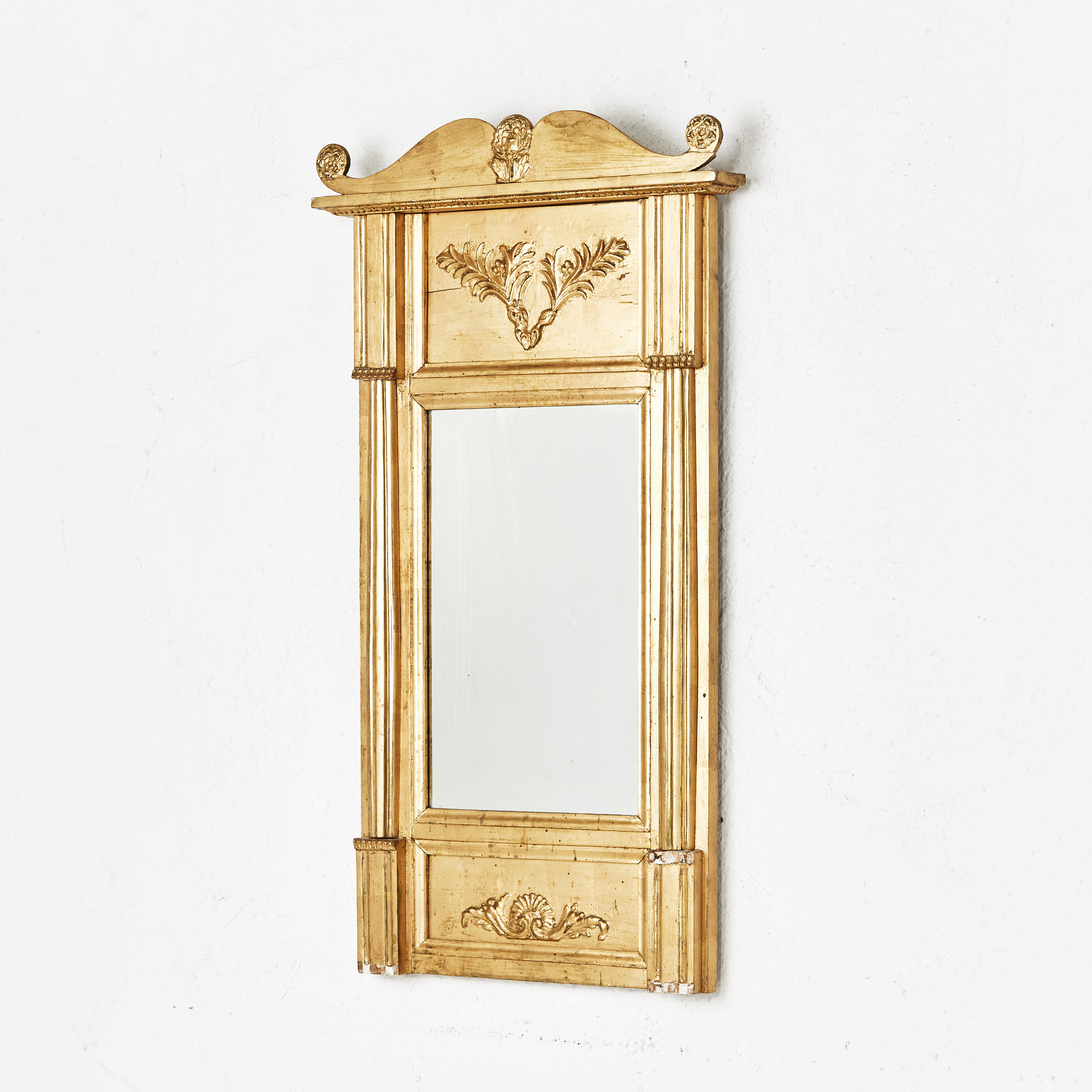 SPEGEL, förgylld och bronserad, 1800-talets mitt, senempire, kannelerade, dekor i pastellage.