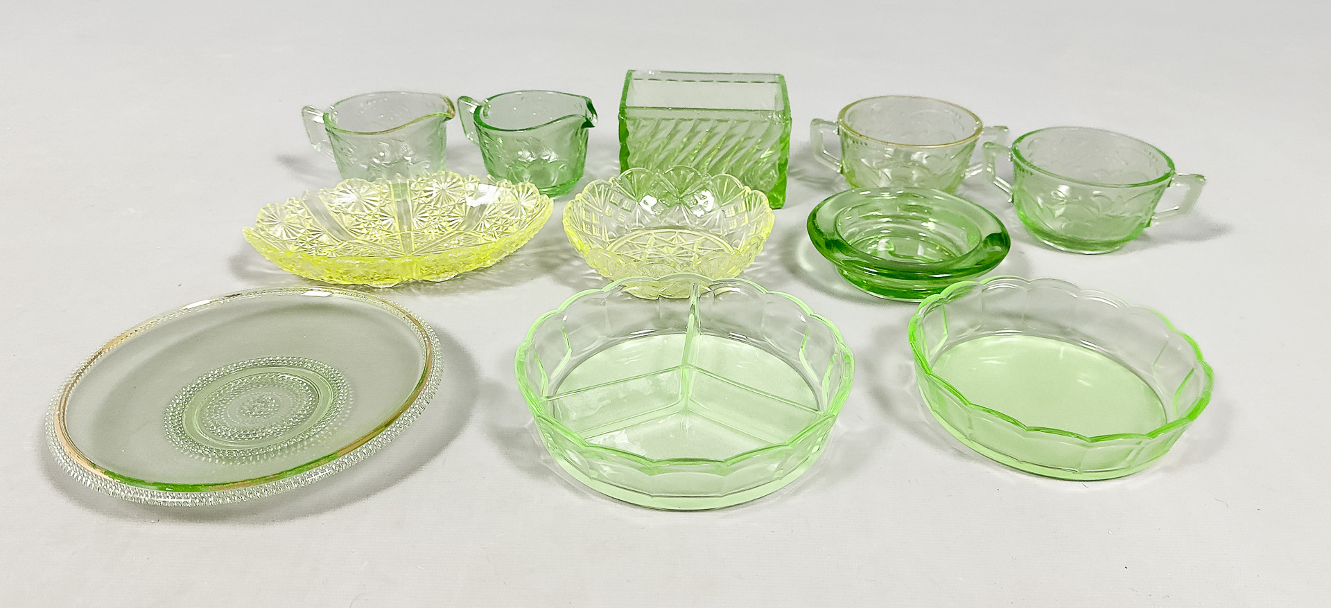 GLASDELAR, 11 delar, uranglas, 1900-talets första hälft.