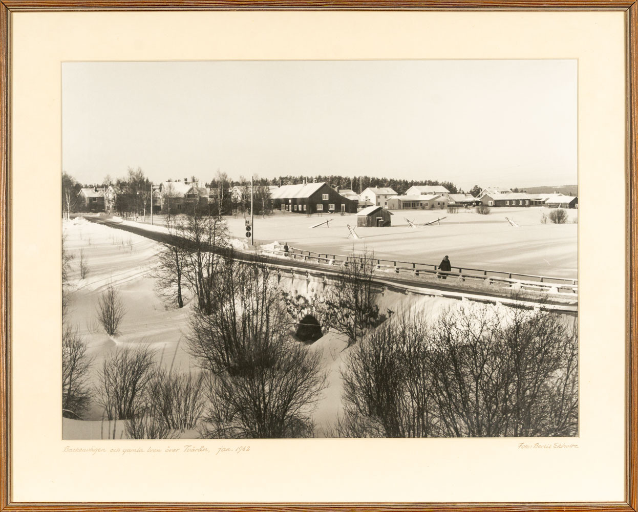 BERTIL EKHOLTZ. Fotografi, "Backenvägen och gamla bron över Tvärån", 1962.