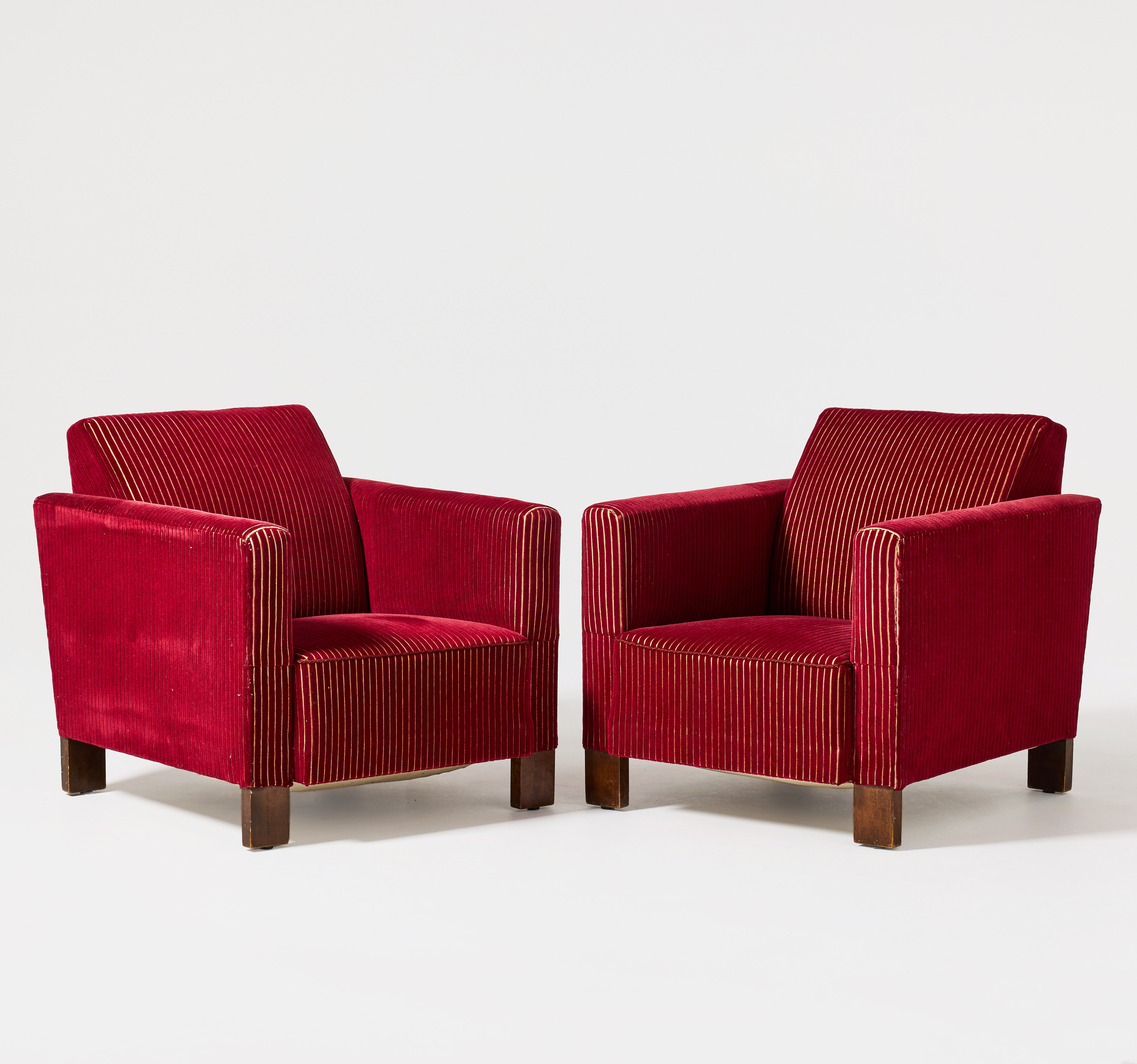 FÅTÖLJER, ett par, Sverige 1930-tal, funkis, klädda i röd mönsterskuren plysch.