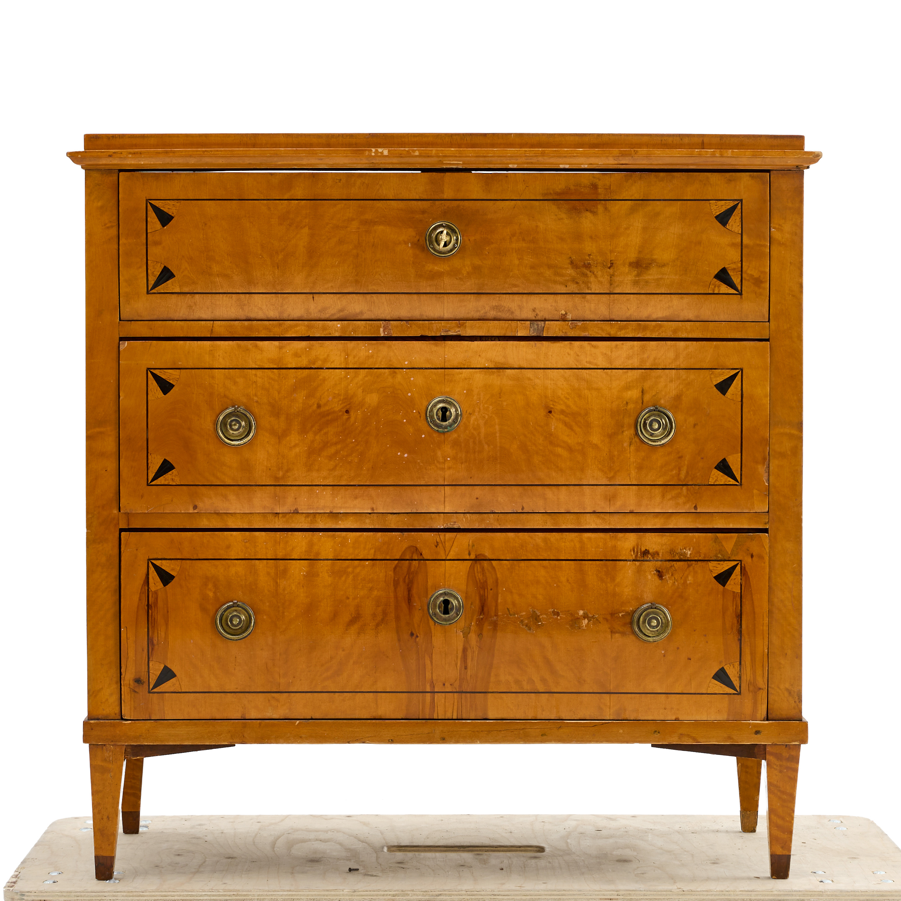 SKRIVBYRÅ, sengustaviansk, provinsarbete, 1800-tal, fanerad i björk samt intarsiadekor, övre låda med skrivinredning.