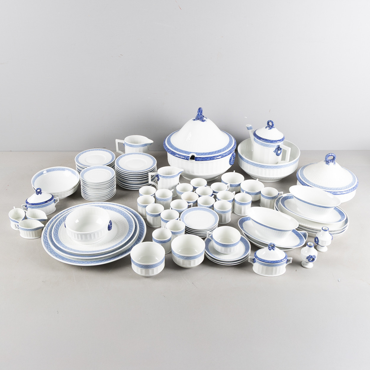 ARNOLD KROG. Servis, 66 delar, "Blå vift", Royal Copenhagen, Danmark.