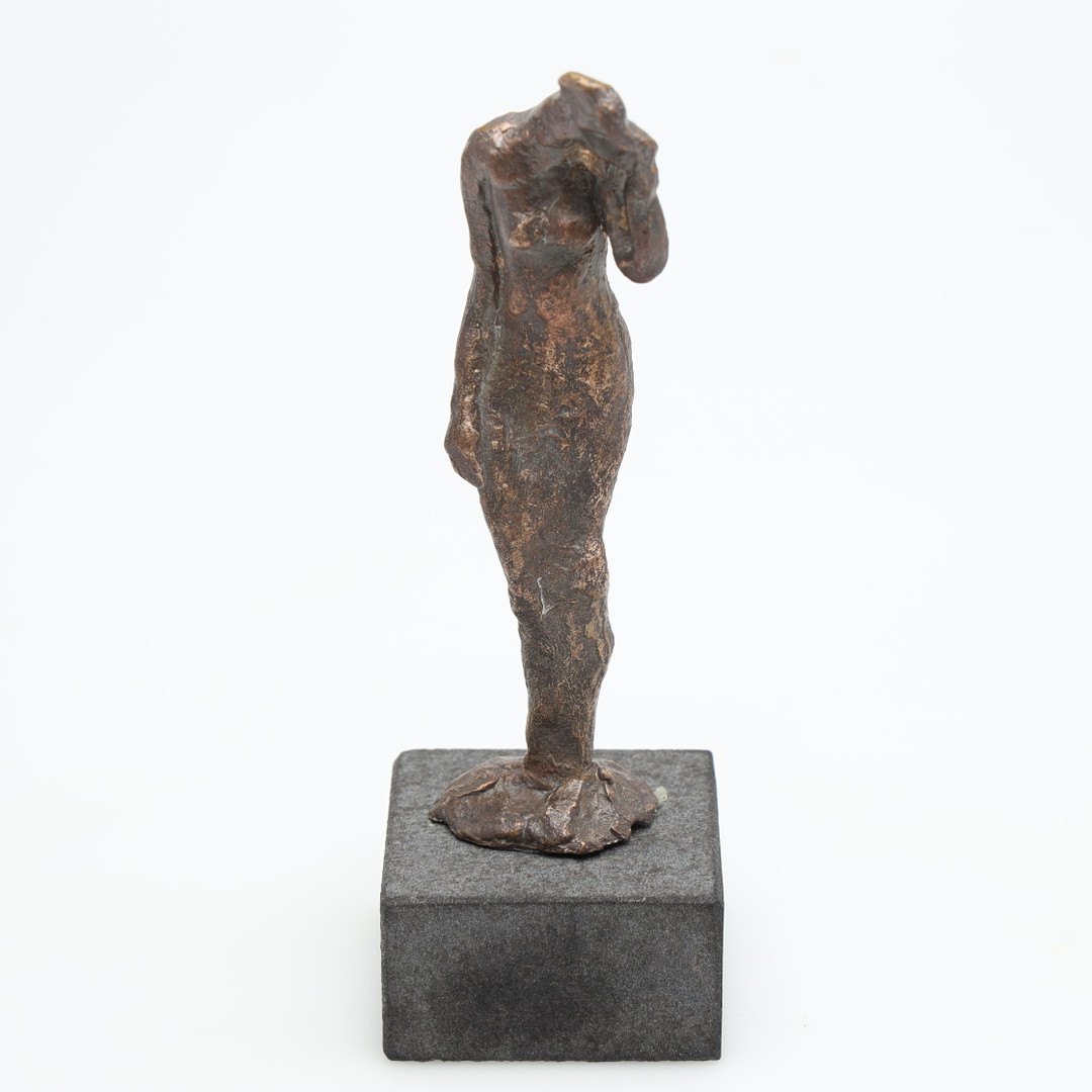 OKÄND KONSTNÄR. SKULPTUR, brons, på sockel, osignerad.