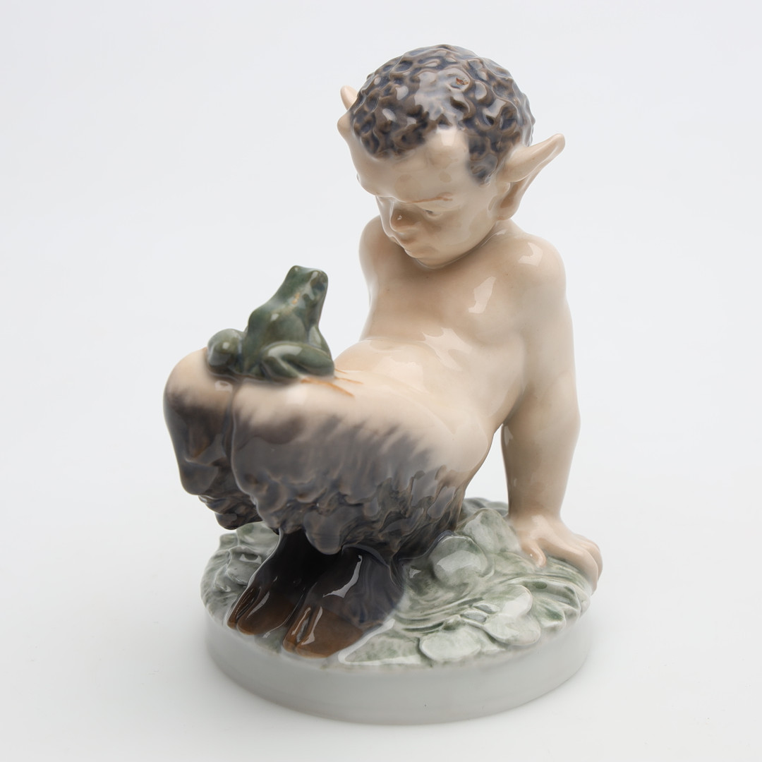 FIGURIN, Faun med groda, porslin, nr 1713, Royal Copenhagen.