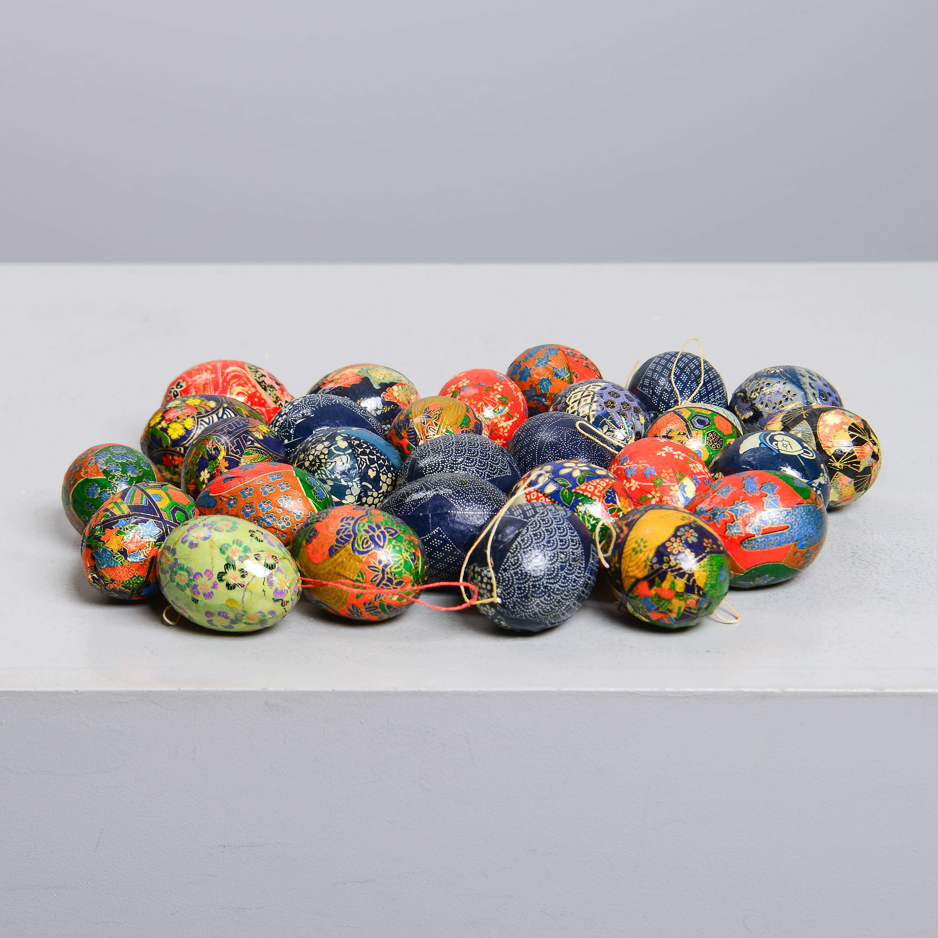 HÄNGEN till PÅSKRIS, 28 ägg klädda i origamipapper.