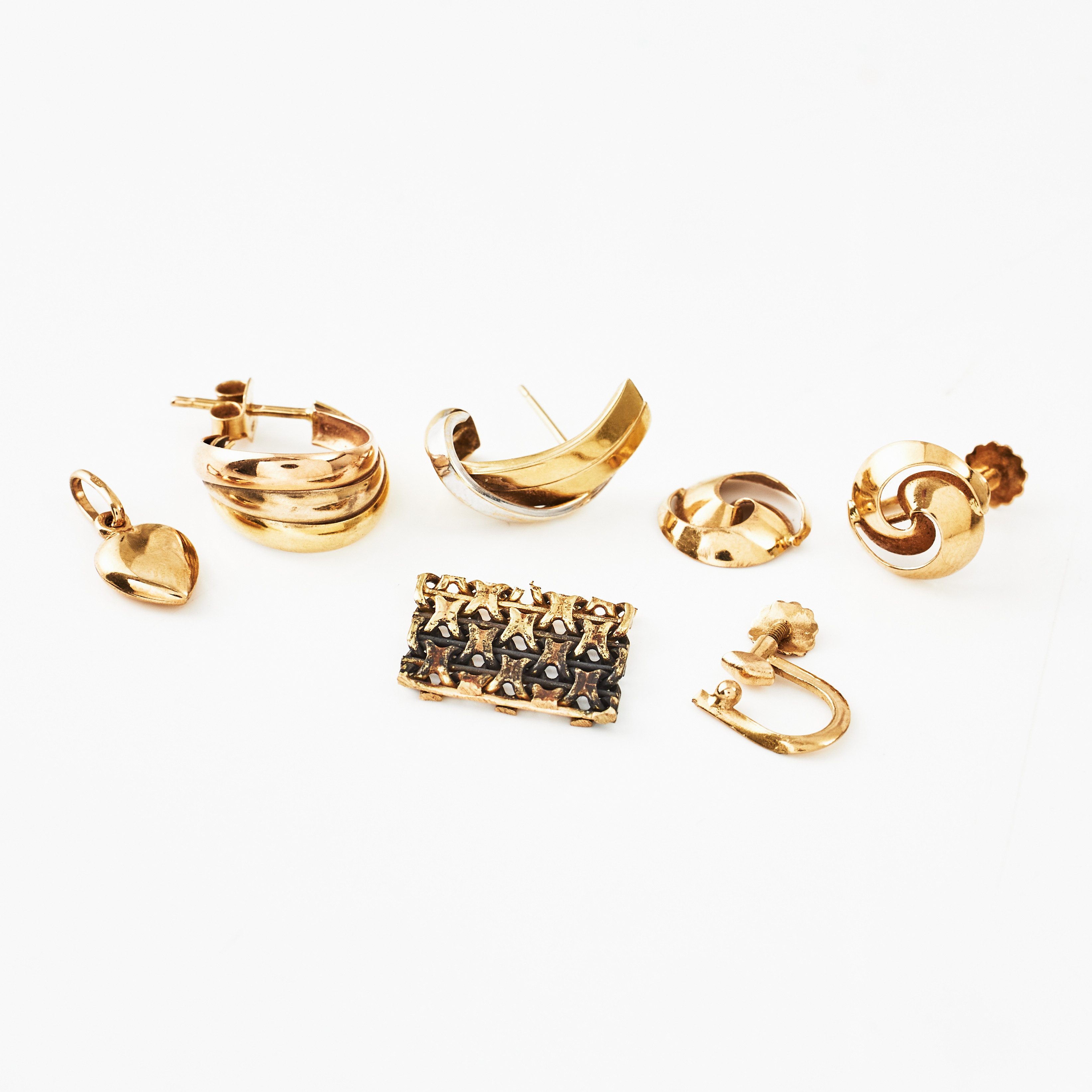 HÄNGE, i form av hjärta, 2 udda örhängen, örhängen, 1 par, skruvsystem, bit av en x-länk, 18 k guld.