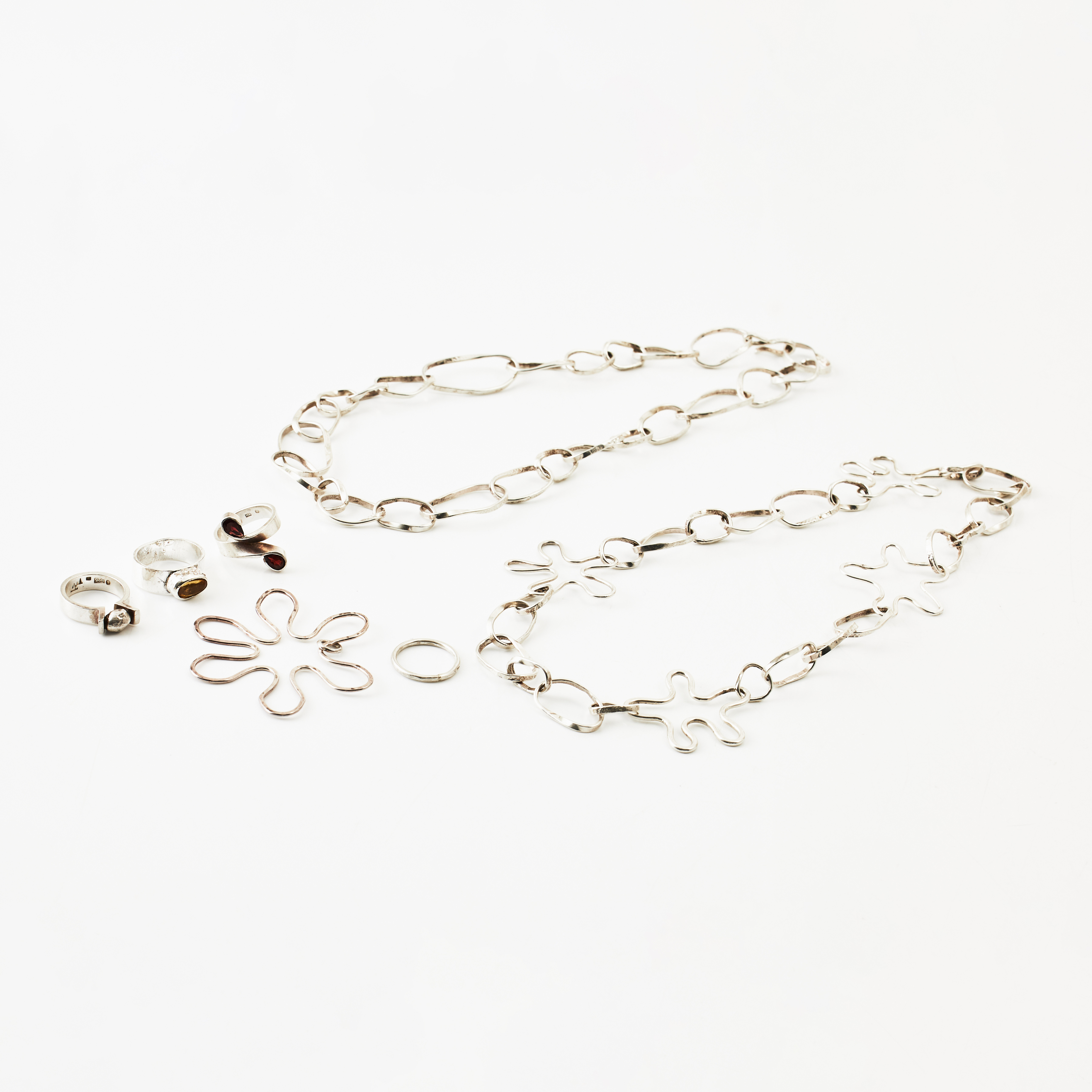 COLLIER, 2 st., HÄNGE, RINGAR, 4 st., sterlingsilver, troligen av Ingegärd Varda, Stockholm 2000-tal, olika årsstämplar.