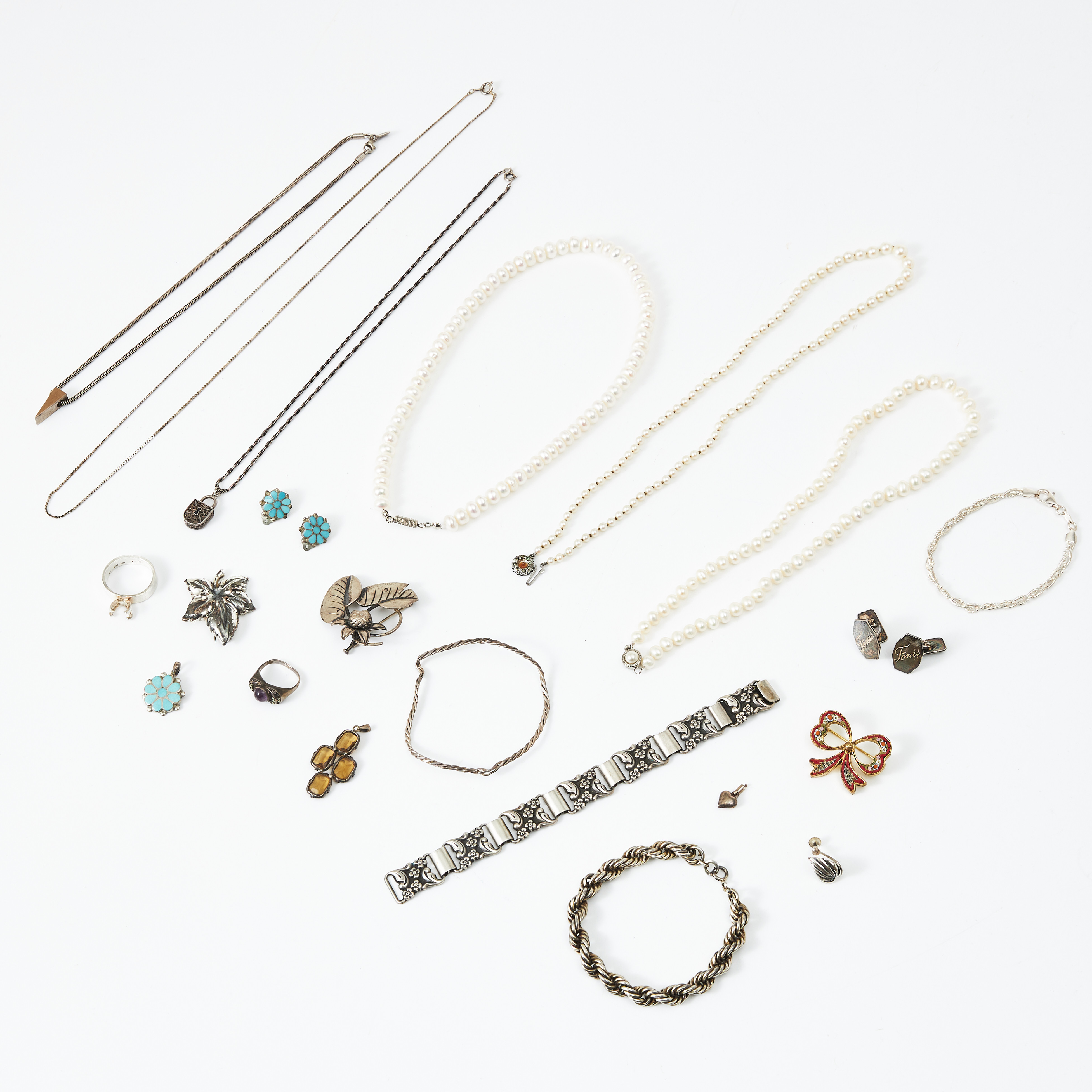 RING, dekor med marksiter, cabochonslipad ametist, ARMBAND, 3 st., MANSCHETTKNAPPAR, 1 par, BROSCHER, 3 st., varav en i rosettform med mikromosaik, PÄRLCOLLIER, odlade söt/saltvattenspärlor, HALSKEDJA m hänge, av Rauff, mm, mestadels silver/sterlingsilver.