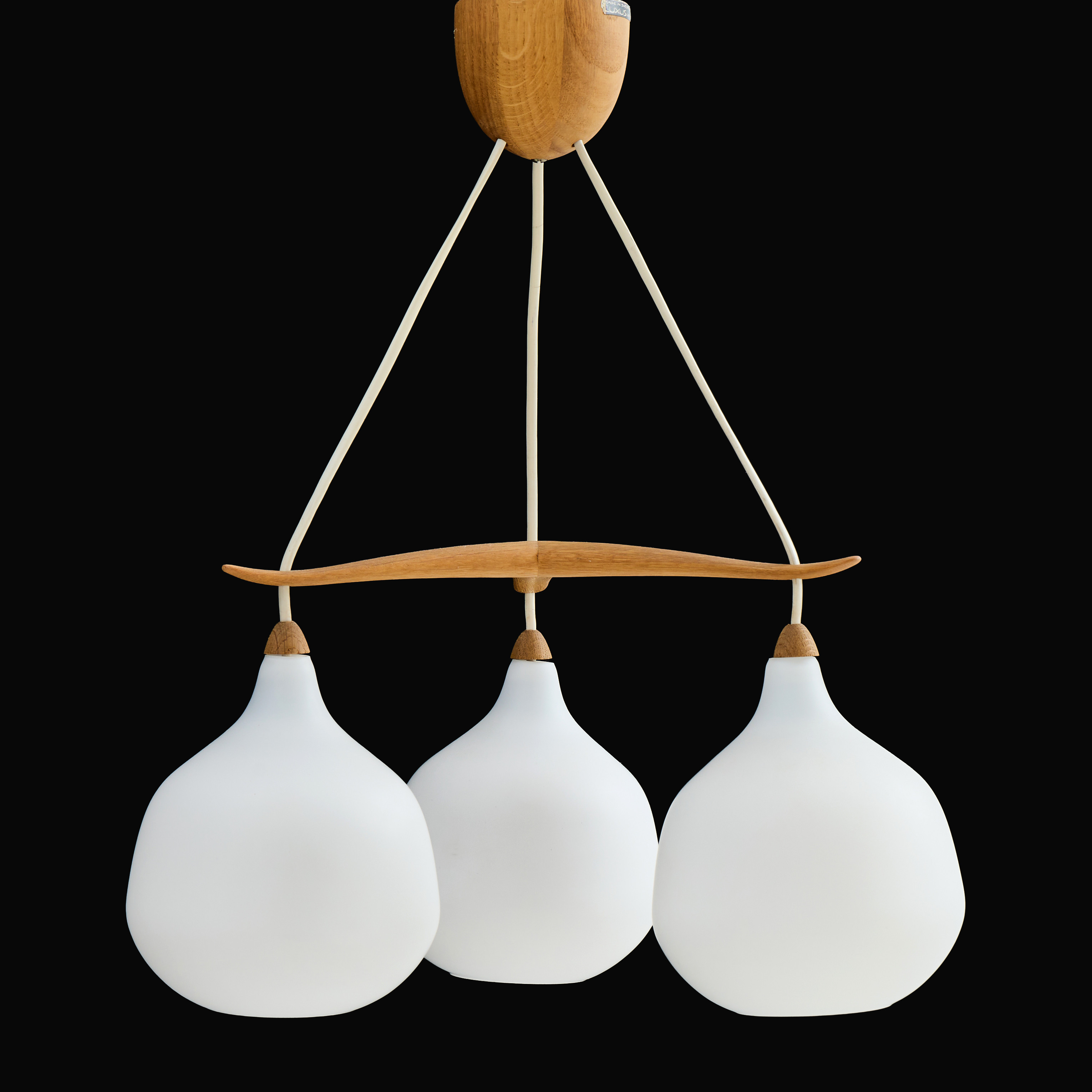 UNO & ÖSTEN KRISTIANSSON. Taklampa, modell 510, Luxus, Vittsjö, formgiven 1952. 3 ljuspunkter, stomme i ek, kupor i glas.