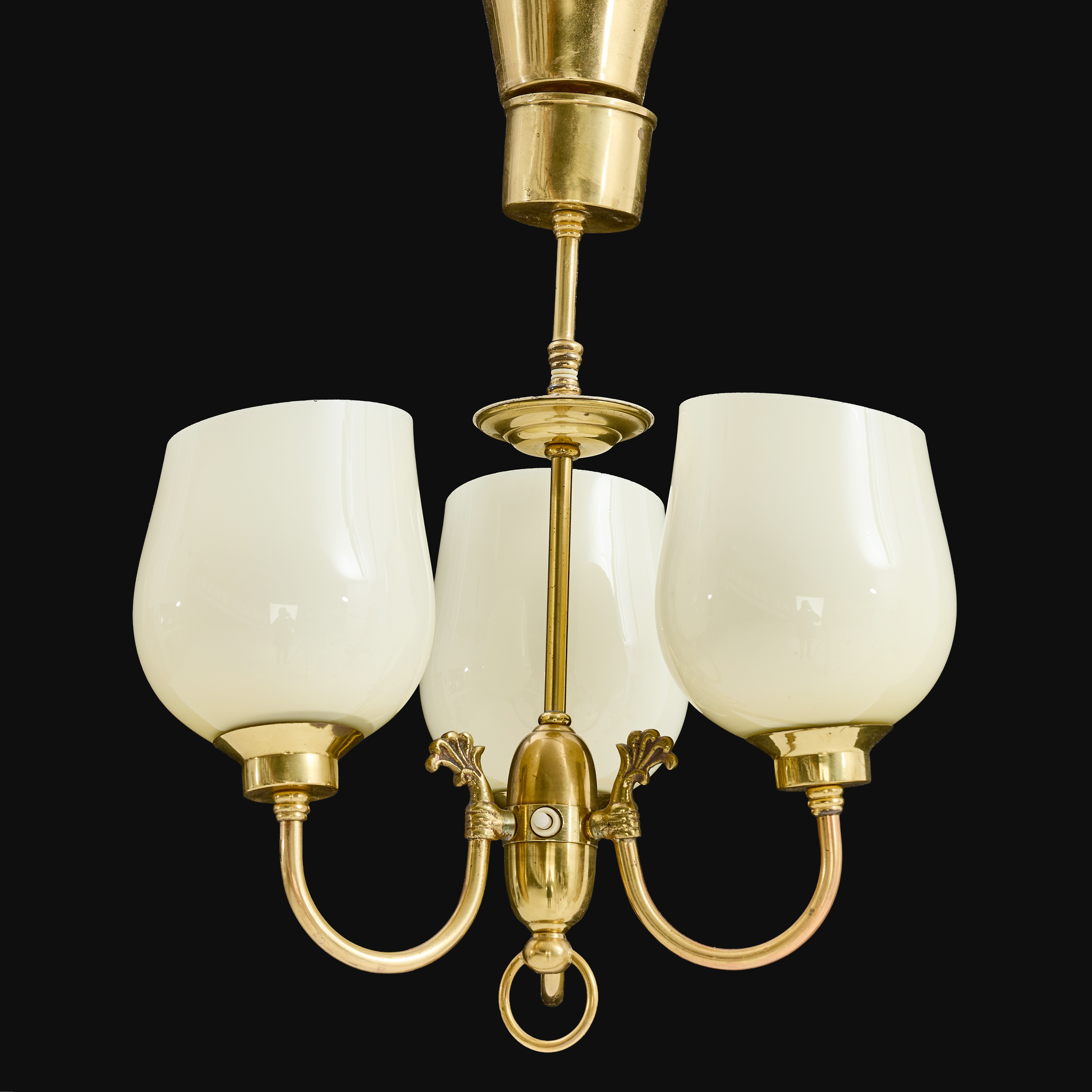 TAKLAMPA, 1940-tal, troligen Finland, 3 ljusarmar, mässing och gultonade glaskupor.