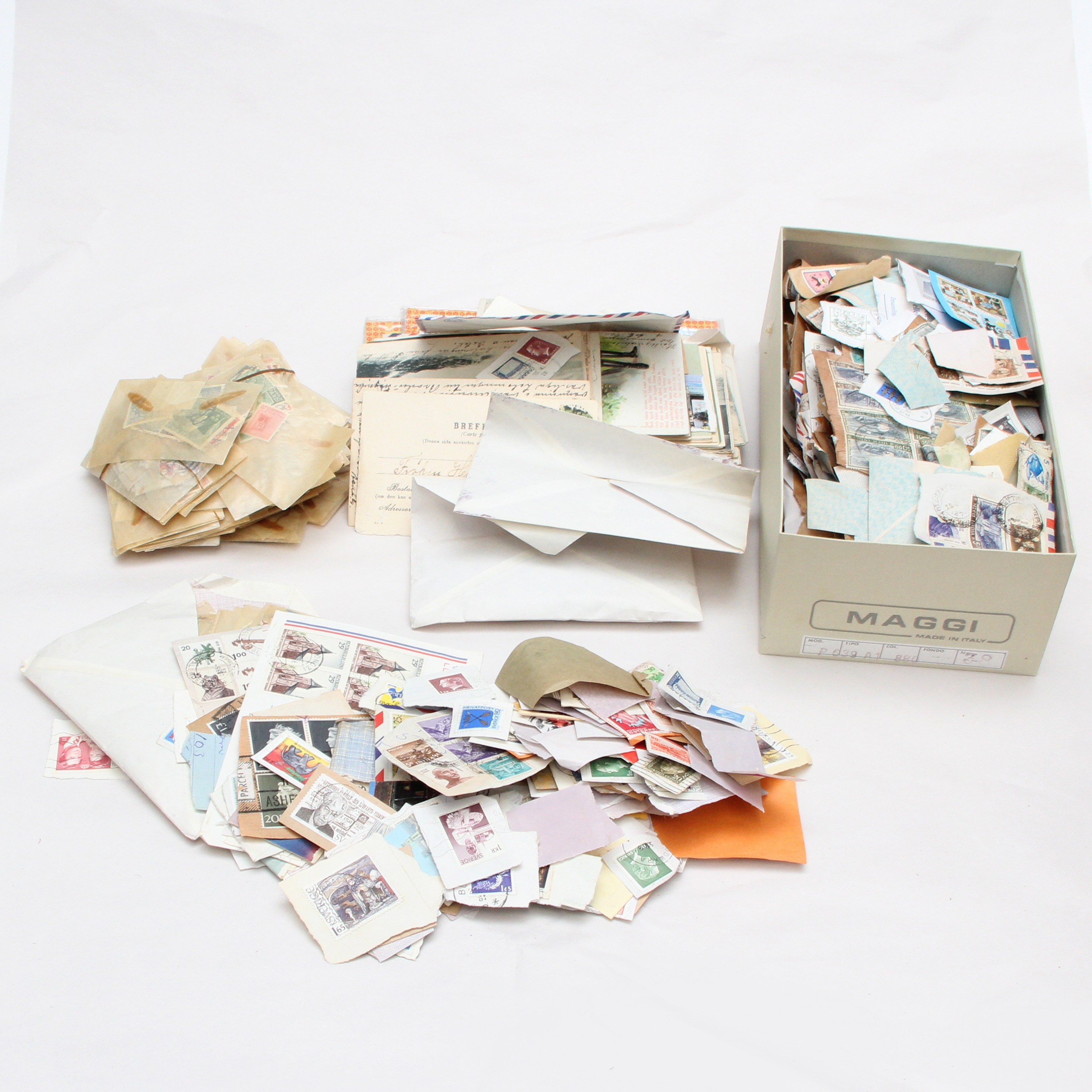 FRIMÄRKEN/BREVKLIPP och märken i pergamynkuvert.