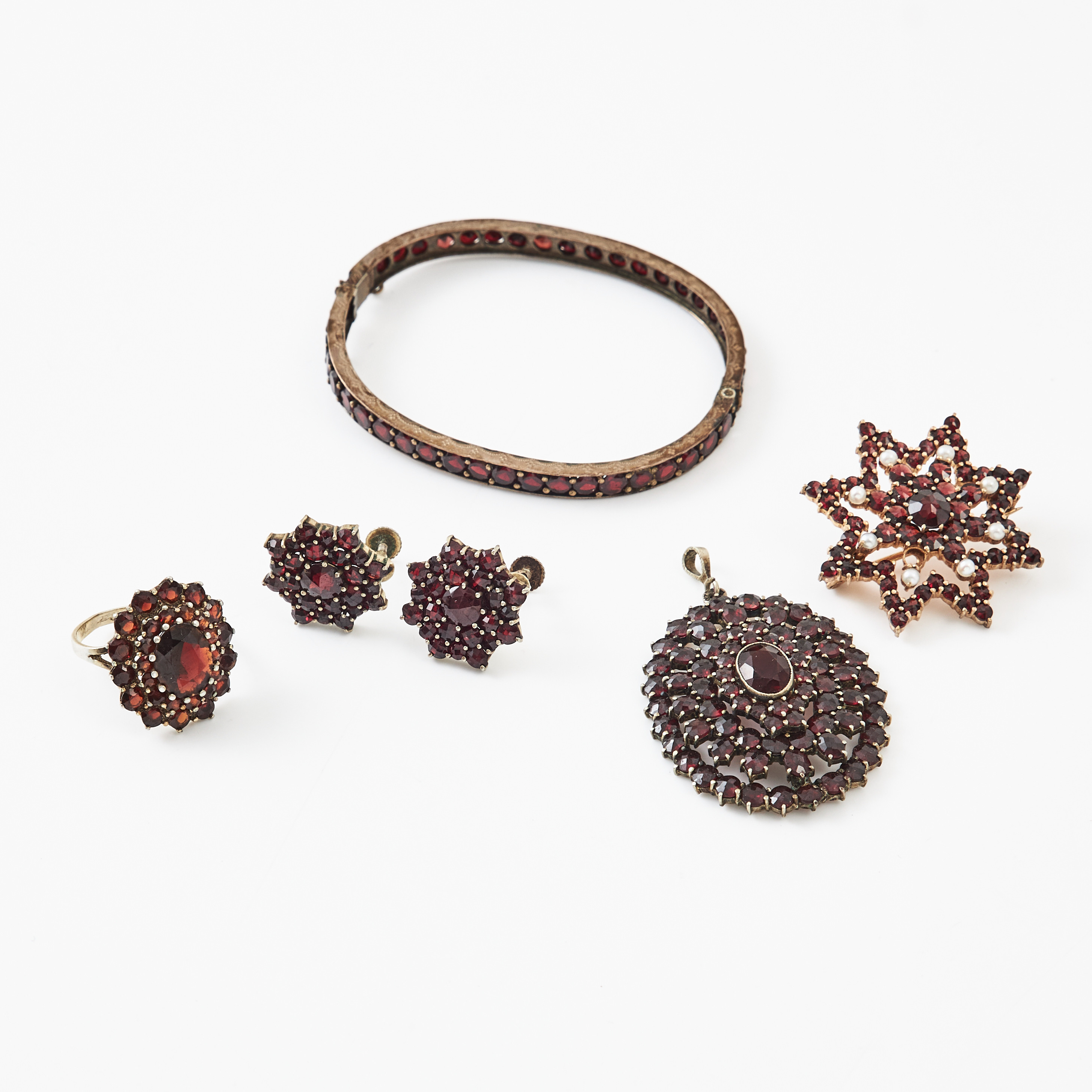 RING, BROSCH, ÖRHÄNGEN, 1 par, HÄNGE, ARMRING, oädel metall och delvis förgyllt sterlingsilver, fasettslipade granater, 1900-talets andra hälft.