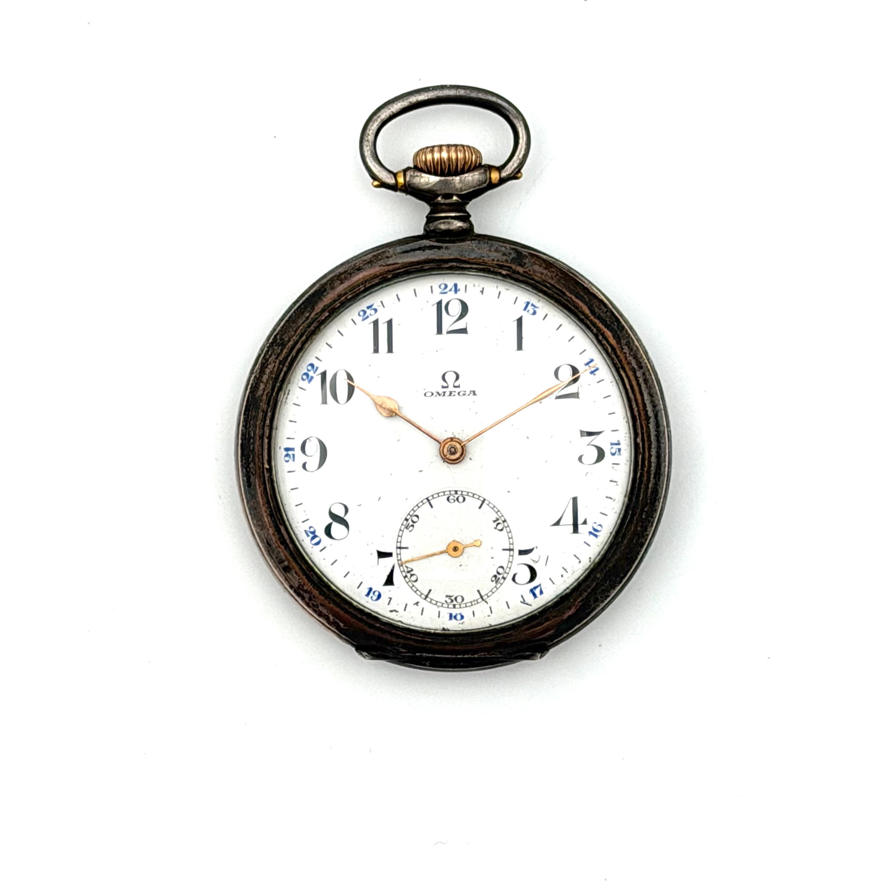 OMEGA, Fickur, silver, 12-24-tim. delvis i blått, subsekund, boett och innerbott i silver/800, emaljerad urtavla med arabiska siffror, urverk märkt Omega, ca 1925-1935. Verknummer: 7771554, Kaliber: 19 LBTI.