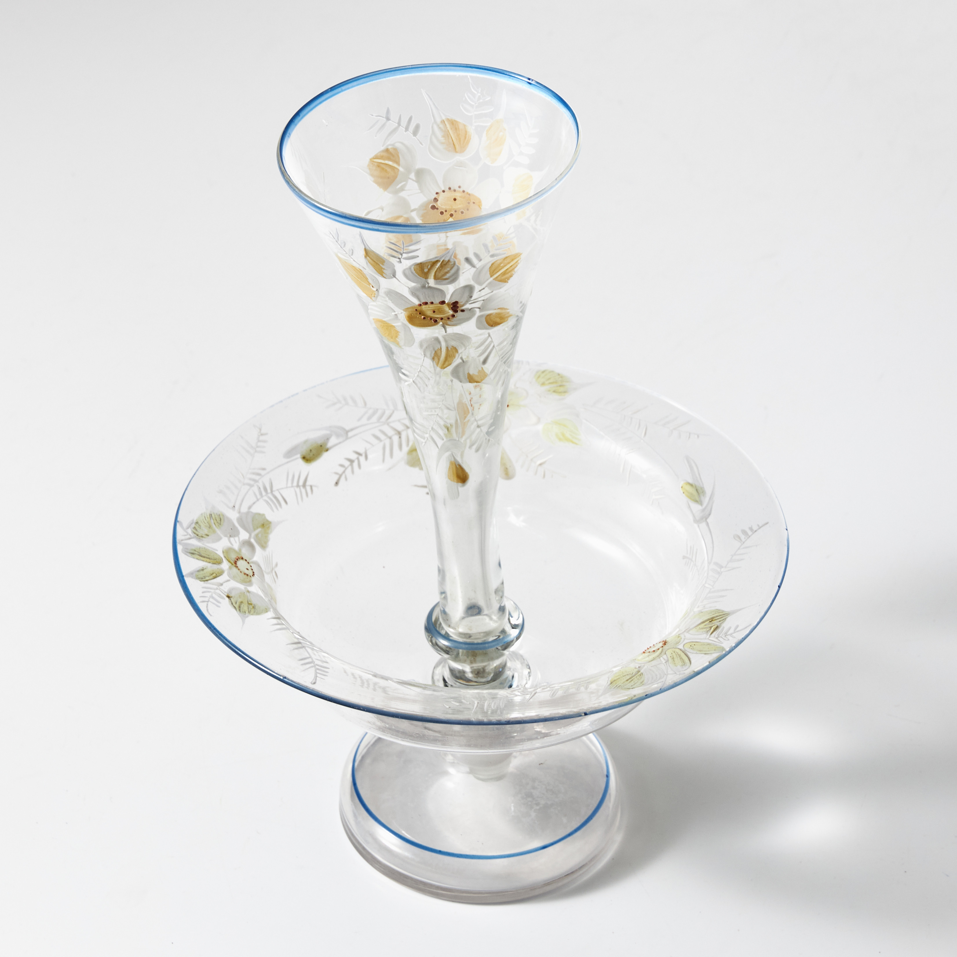 BORDSUPPSATS, 2 dlr, klarglas, bemålat med blommor och blad, omkring 1900.