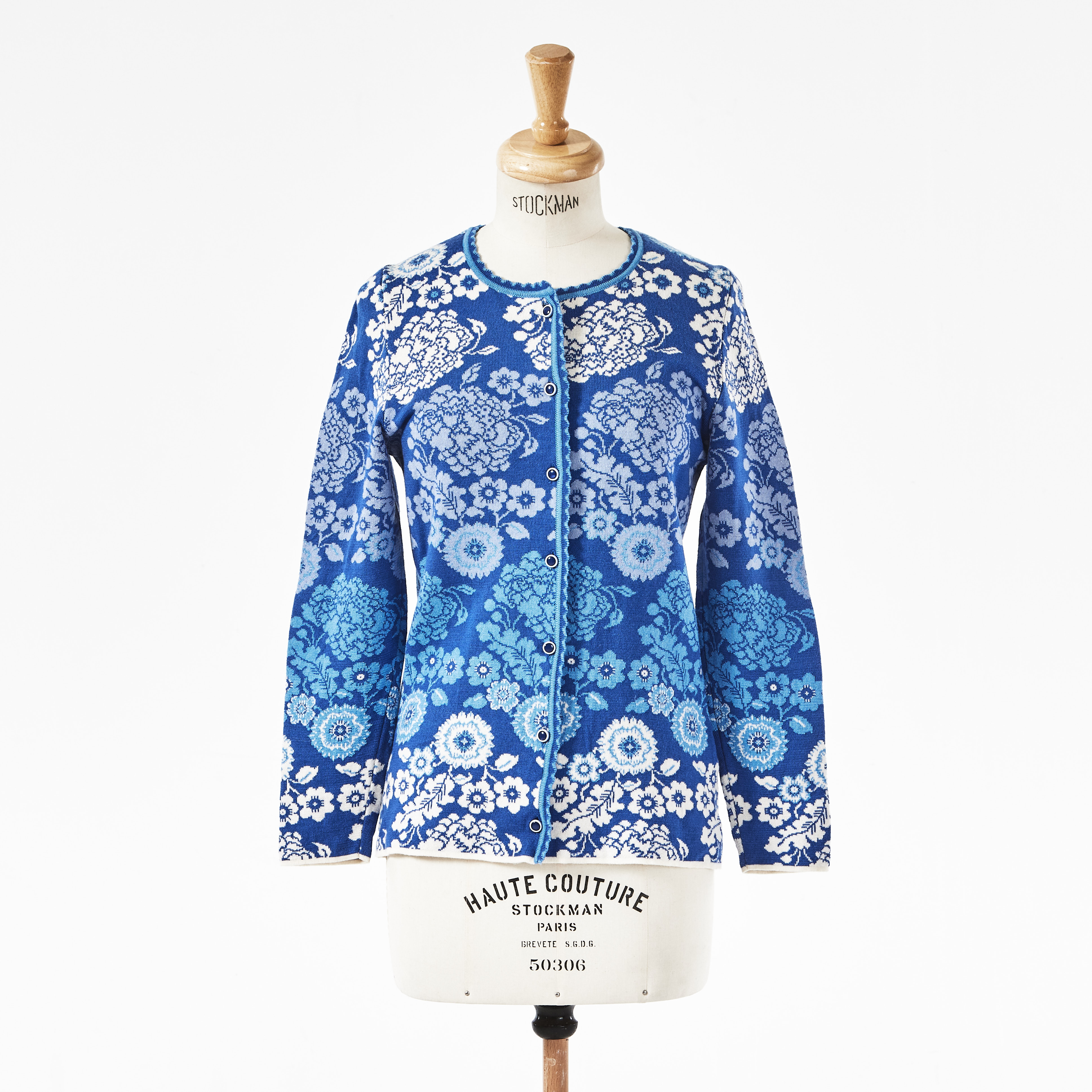 OLEANA, kofta, silke och merinoull, blå och vit med blommönster, Norge.