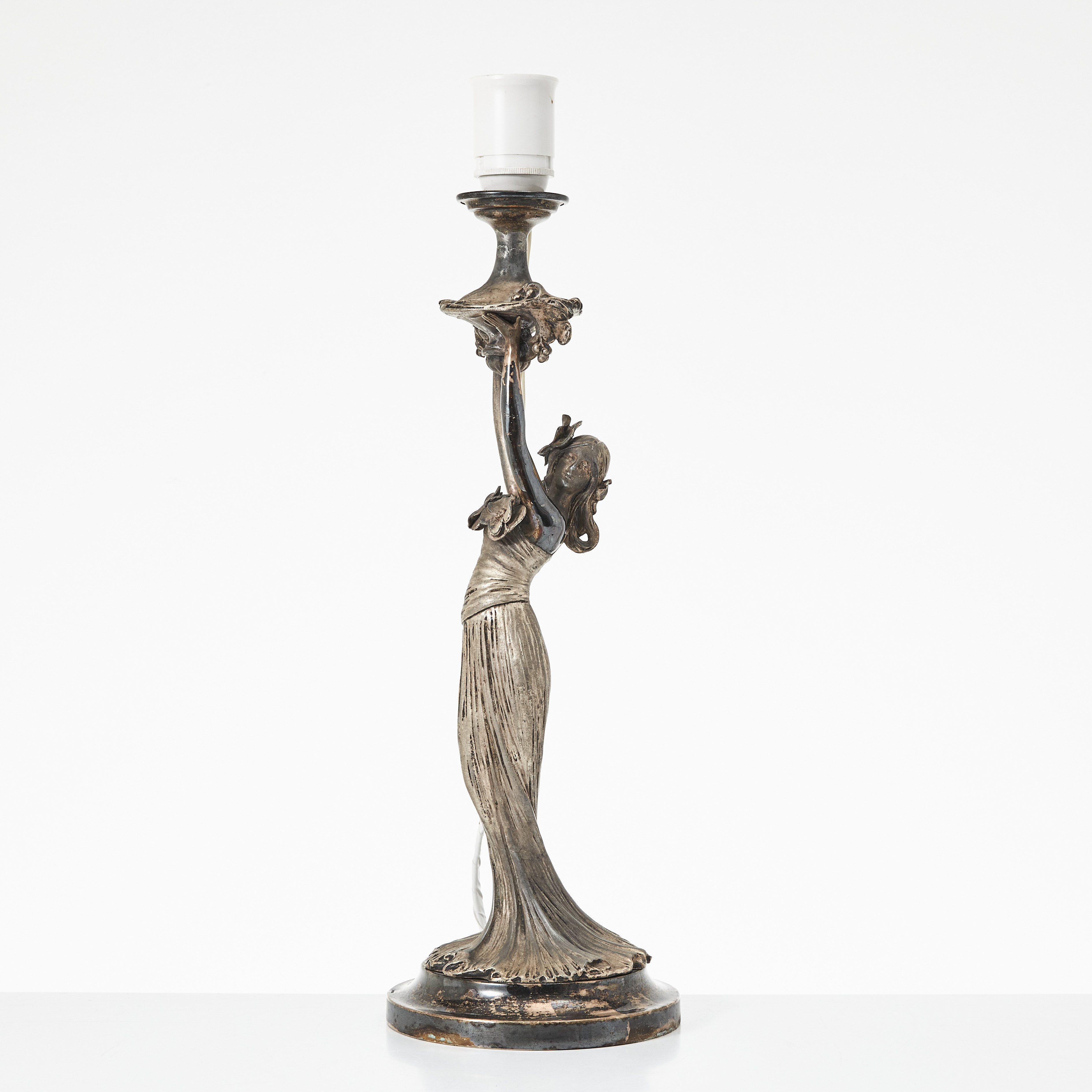 BORDSLAMPA, vitmetall, jugend, föreställande kvinna med uppsträckta armar hållandes ljushållare, omärkt.