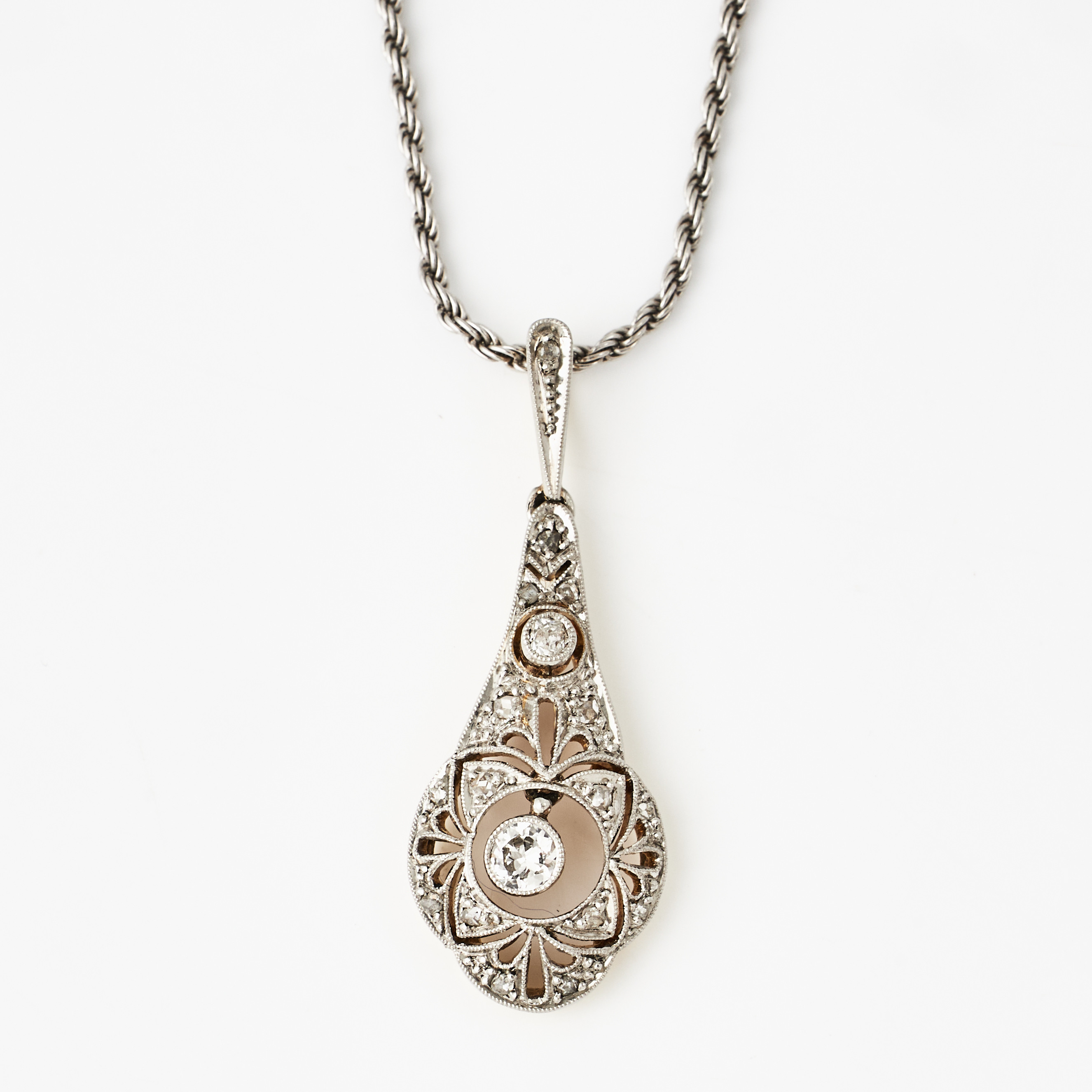 HÄNGE, 18 k guld och platina, genombruten dekor, 16 små åttkantslipade diamanter samt 2 gammalslipade diamanter totalt ca 0,12 ct, Belle Époque, omkring 1900-talets början.