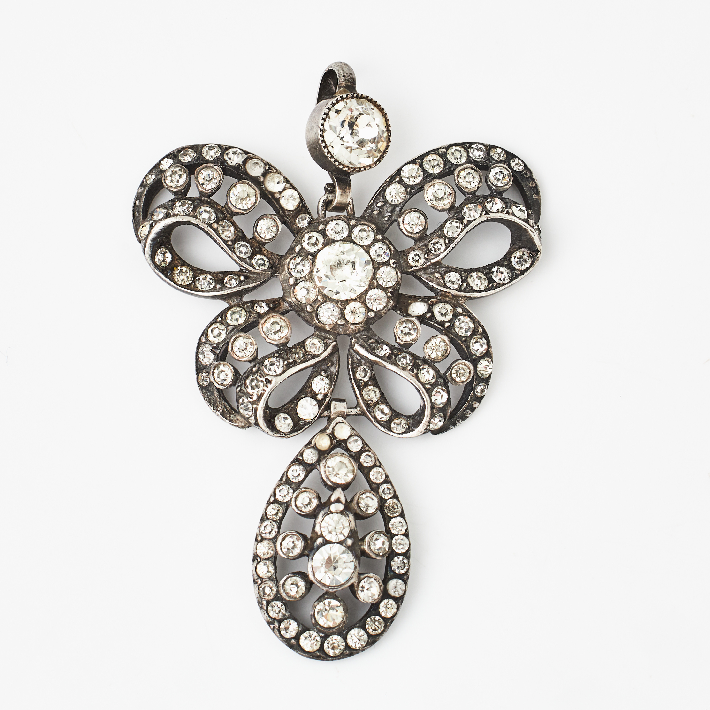 HÄNGE, silver, rosettform med oval hängande dekordel, med fasettslipade glasstenar, 1800-tal, svenska importstämplar.