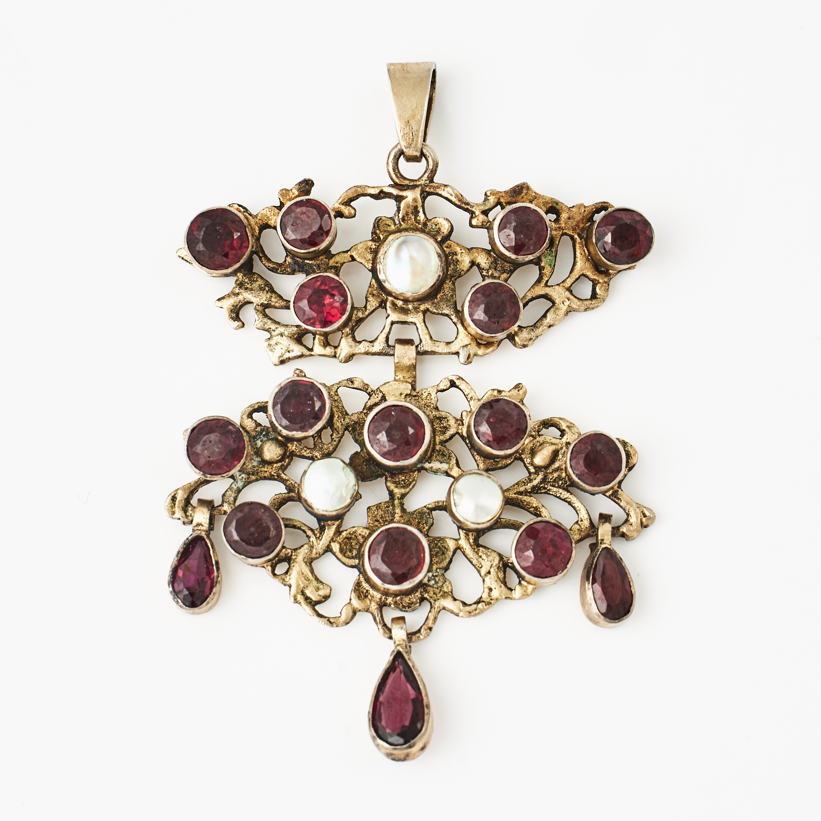 HÄNGE, silver, spår av förgyllning, dekor med fasettslipade röda stenar samt pärlemor, 3 pendeloqueformade hängen med dito röda stenar Portugal/Spanien (Iberian), 1800-tal.