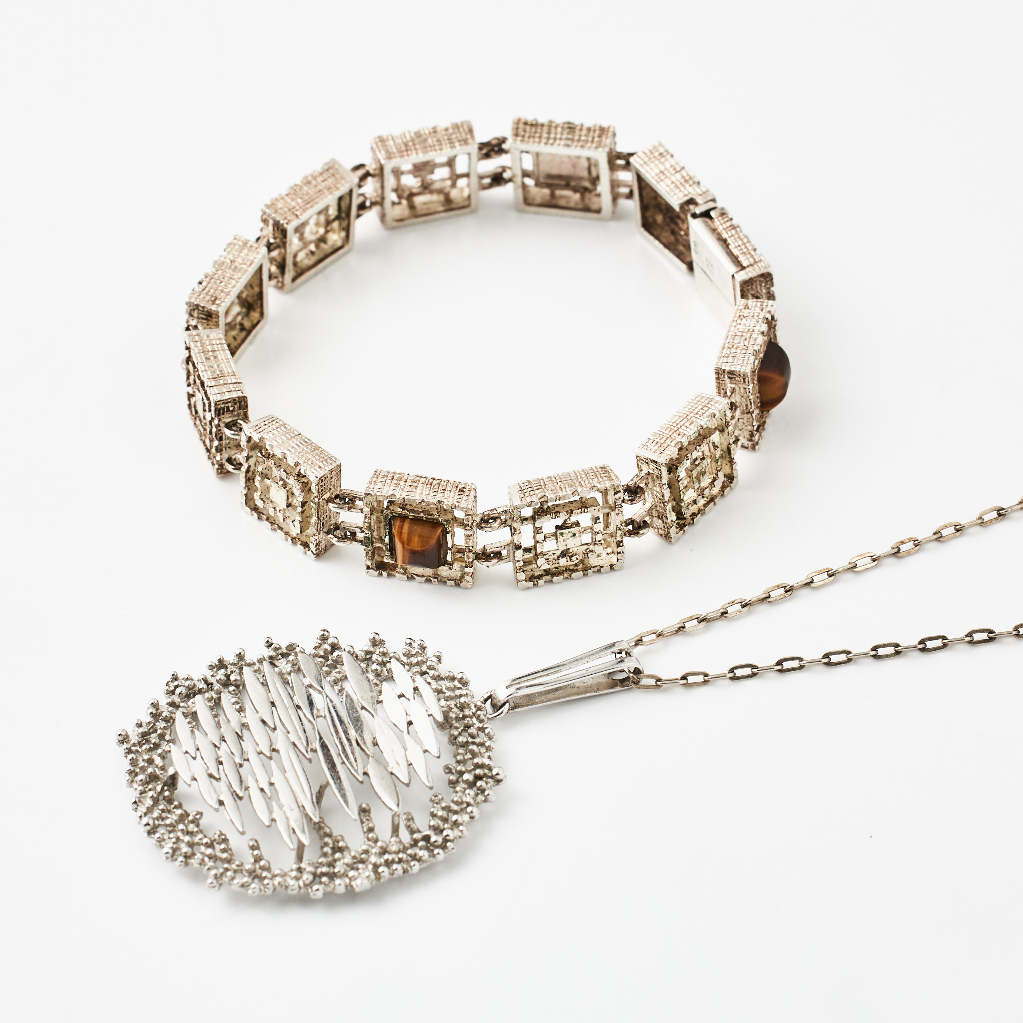 ARMBAND, genombrutna kvadrater med dekor av 4 närmast taffelslipade tigerögon, Karl & Laine, Finland, HÄNGE med kedja, silver, brutalistisk stil.