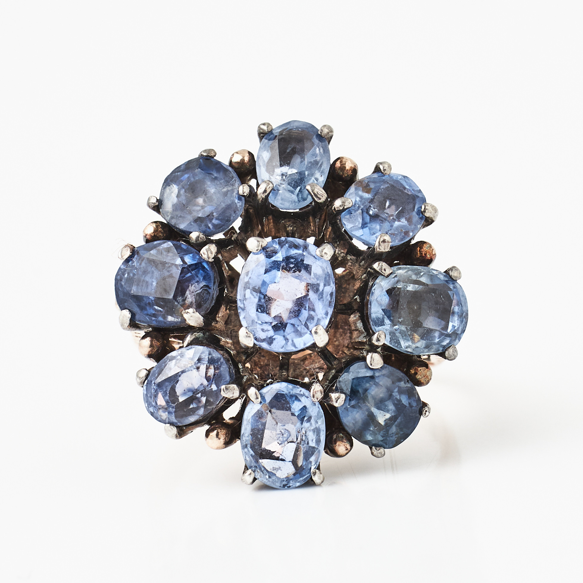 RING, 14 k guld, carmosémodell, 9 ovala fasettslipade ljusblå safirer, 1800-tal.