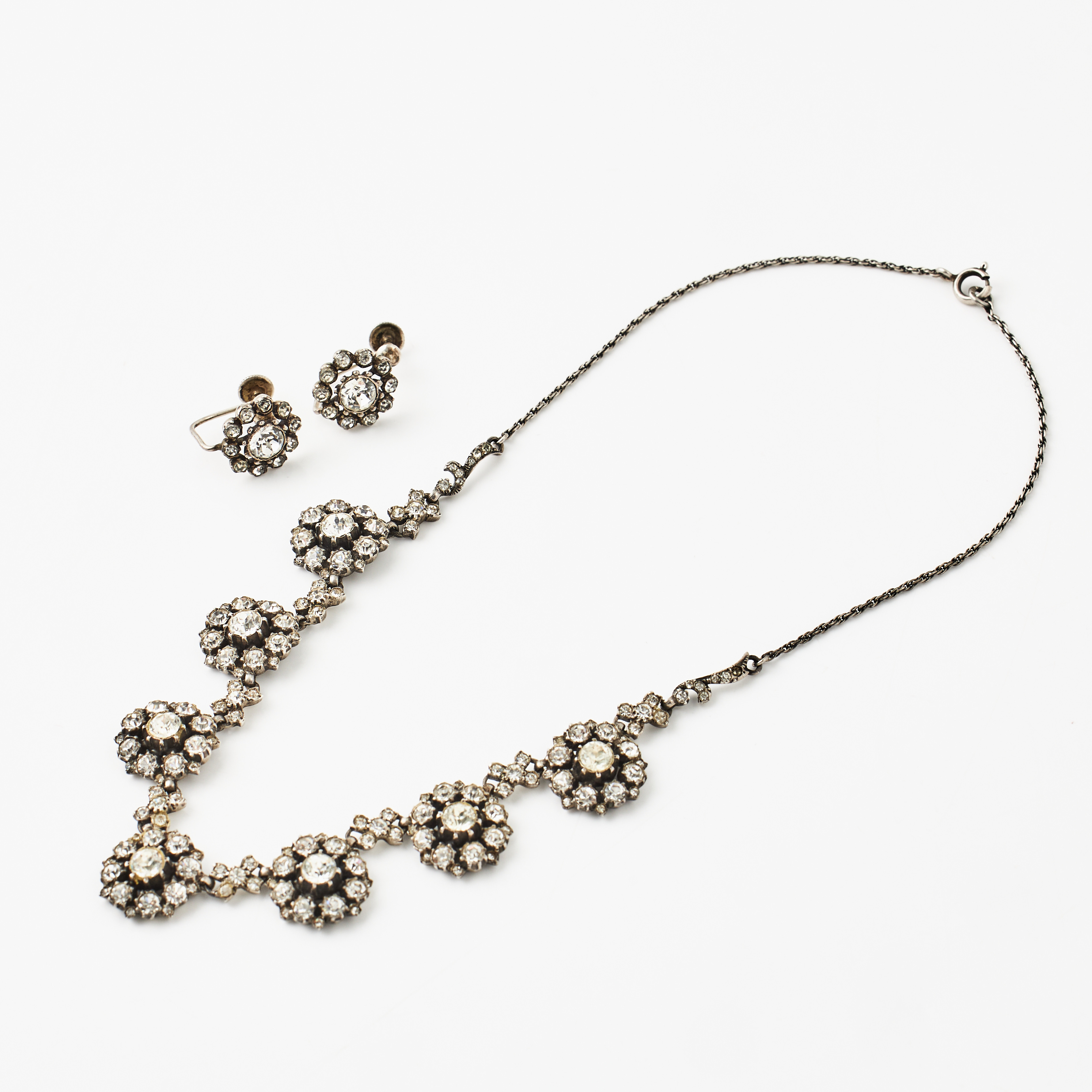 COLLIER, ÖRHÄNGEN, 1 par, silver, fasettslipade pastestenar.