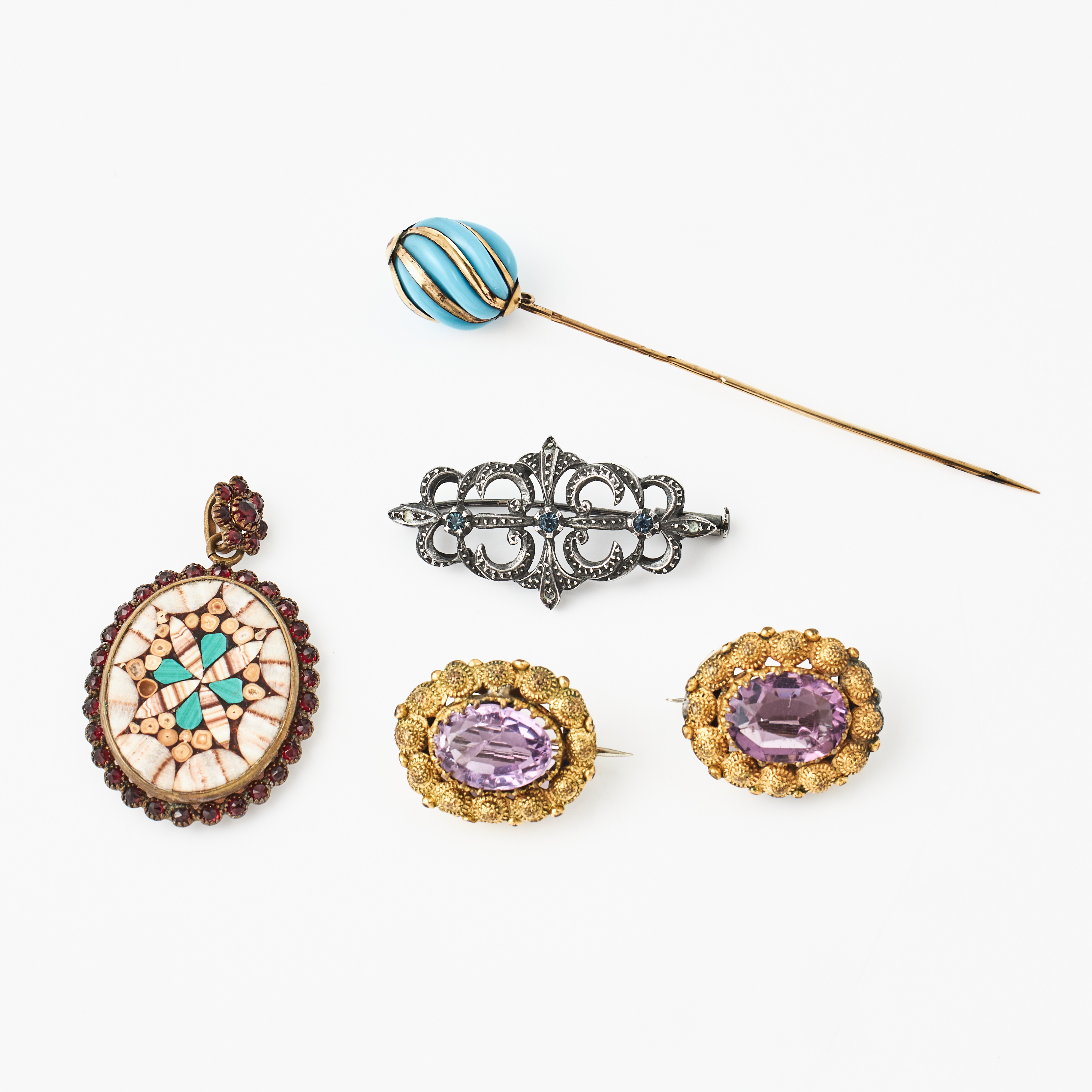 PARBROSCHER, mässing, fasettslipade ovala ametister, 1800-talets andra hälft, KRÅSNÅL, förgylld, dekordel av turkosfärgat spiralvridet glas, BROSCH, rosenslipade vita stenar, MEDALJONG, oädel metall, krans av rött glasfluss, inläggningar av olika stenar.