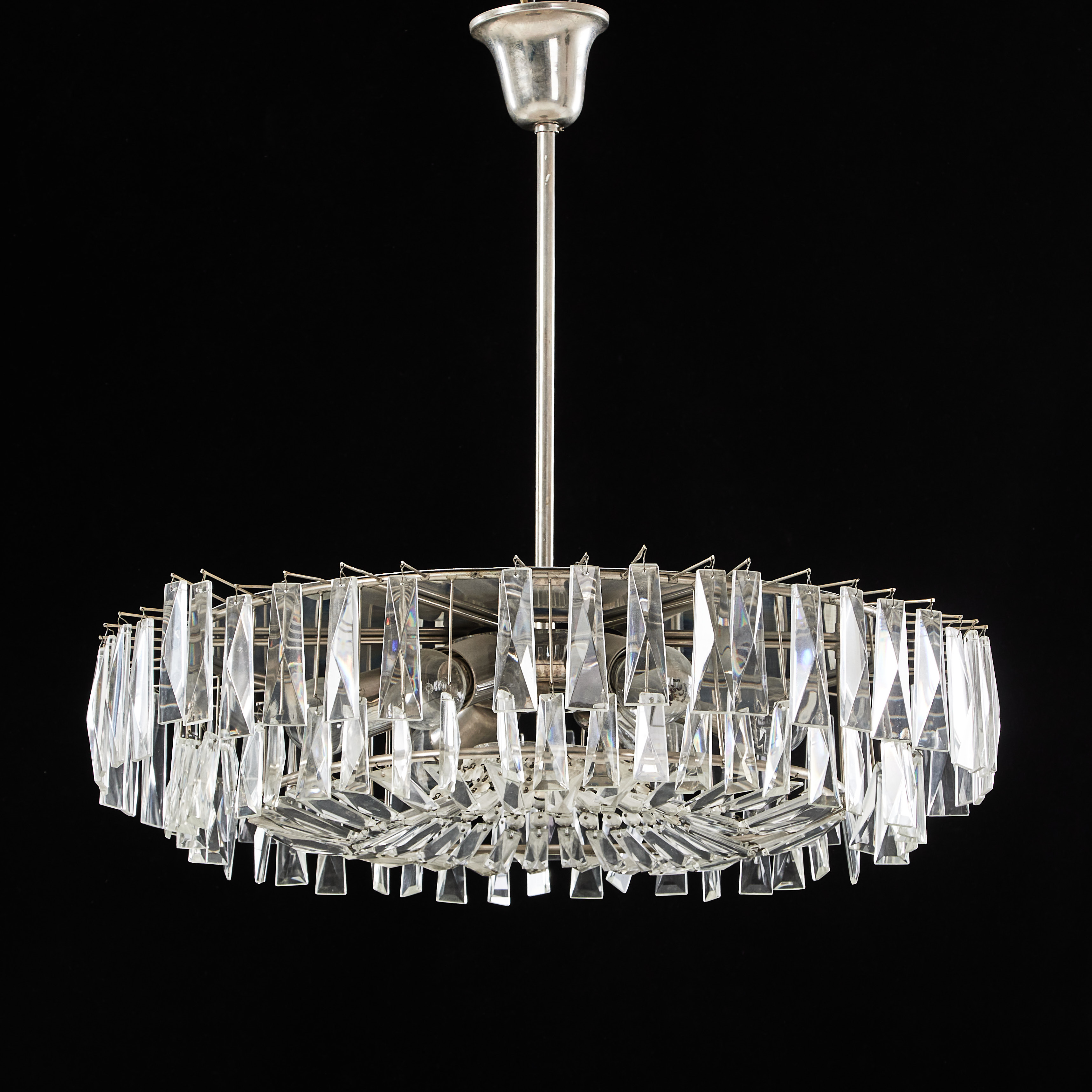 TAKLAMPA, ljuskrona, plafondmodell, 1900-talets andra hälft, behängd med slipade stavprismor, 6 ljuspunkter.